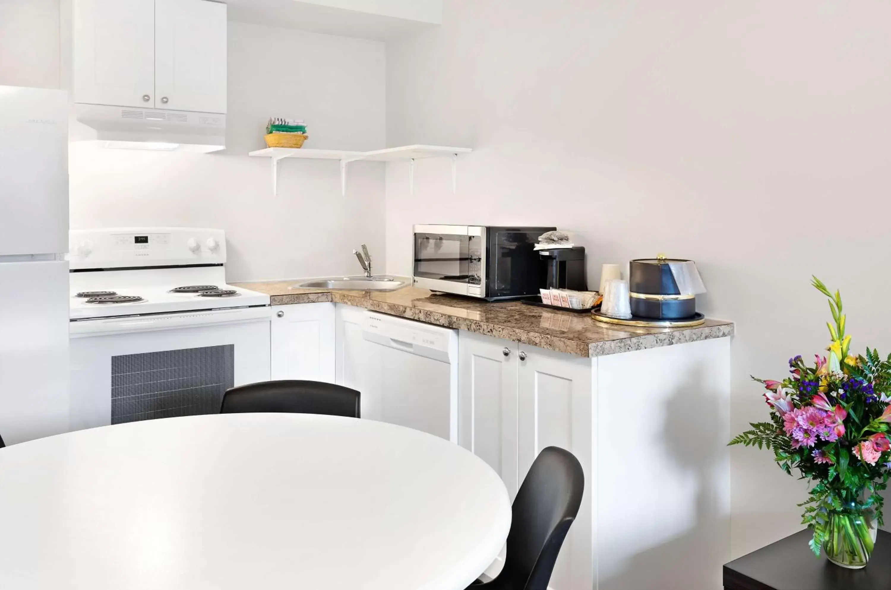 Photo of the whole room, Kitchen/Kitchenette in SureStay Hotel by Best Western Rossland Red Mountain