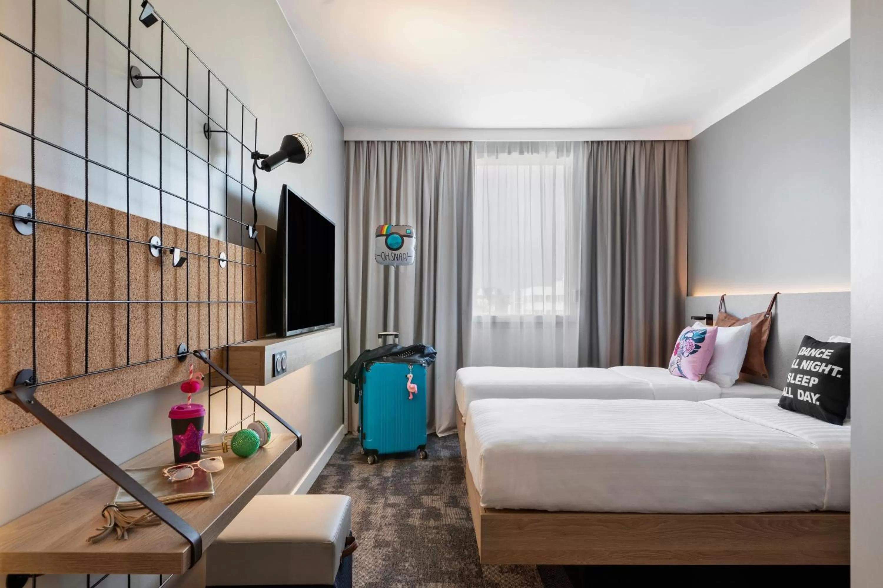 Photo of the whole room, Bed in Moxy Amiens