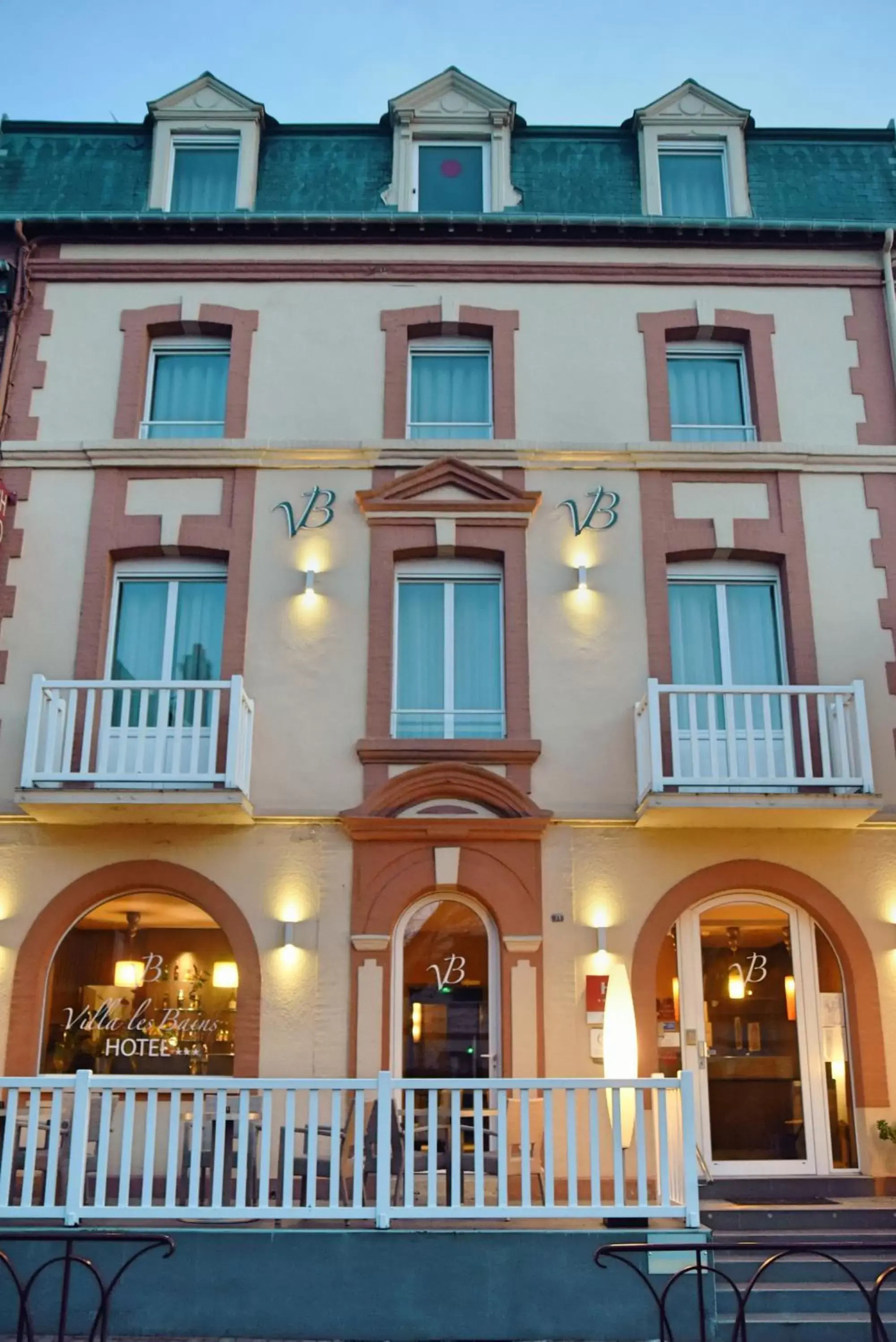 Facade/entrance, Property Building in Villa Les Bains
