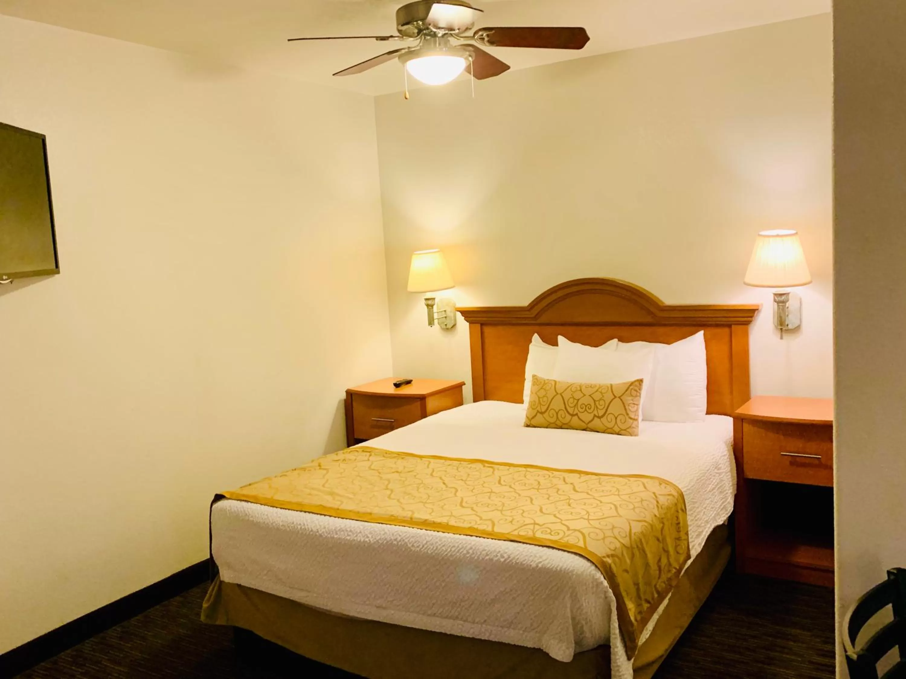 Bed in St. George Inn and Suites