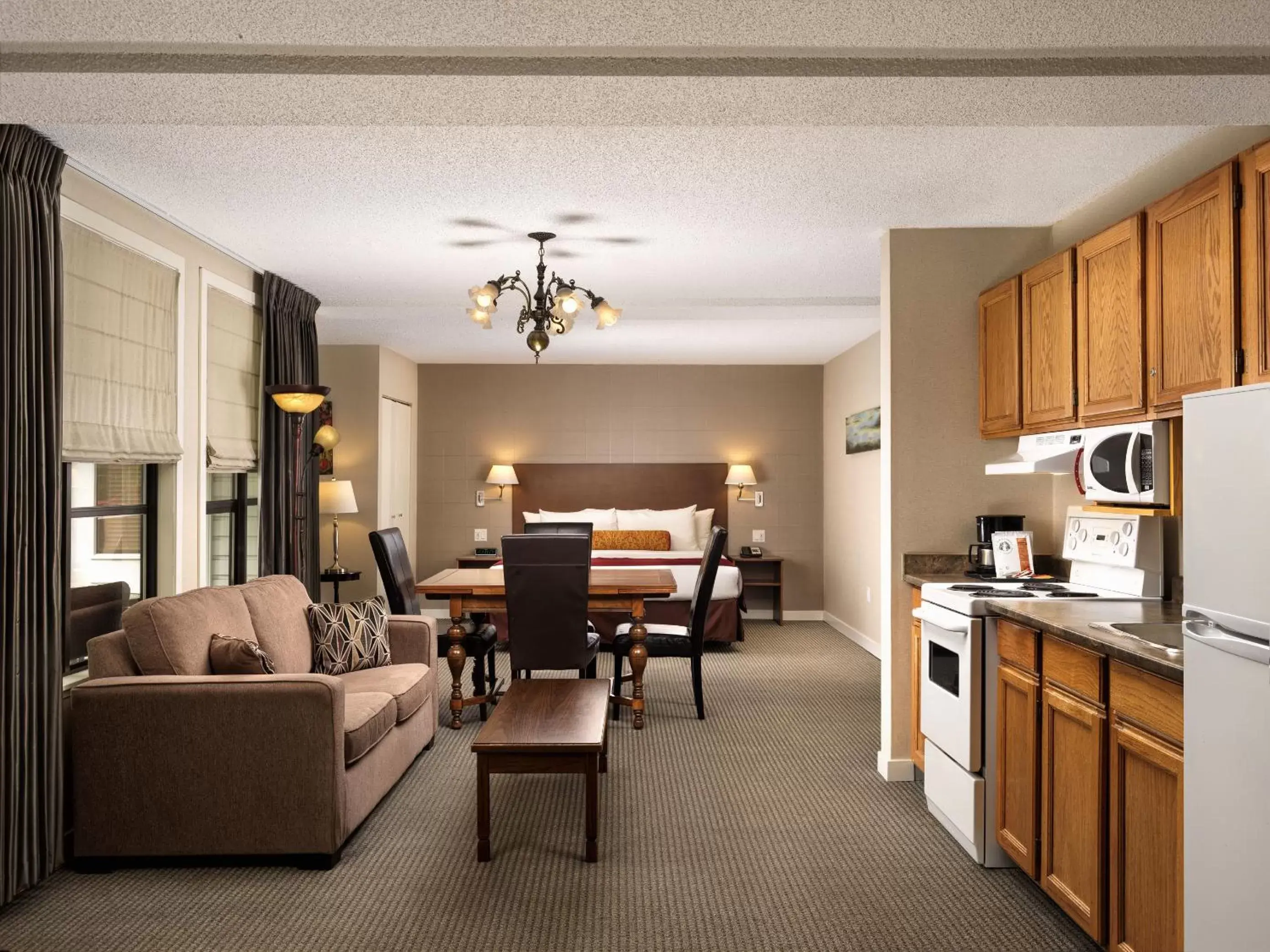 Living room, Kitchen/Kitchenette in Huntingdon Manor Hotel