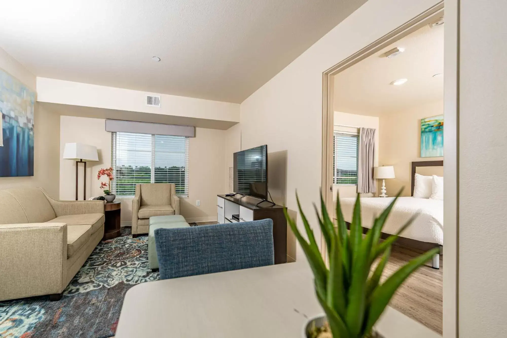 Living room, Seating Area in Soka Suites Dallas - Las Colinas