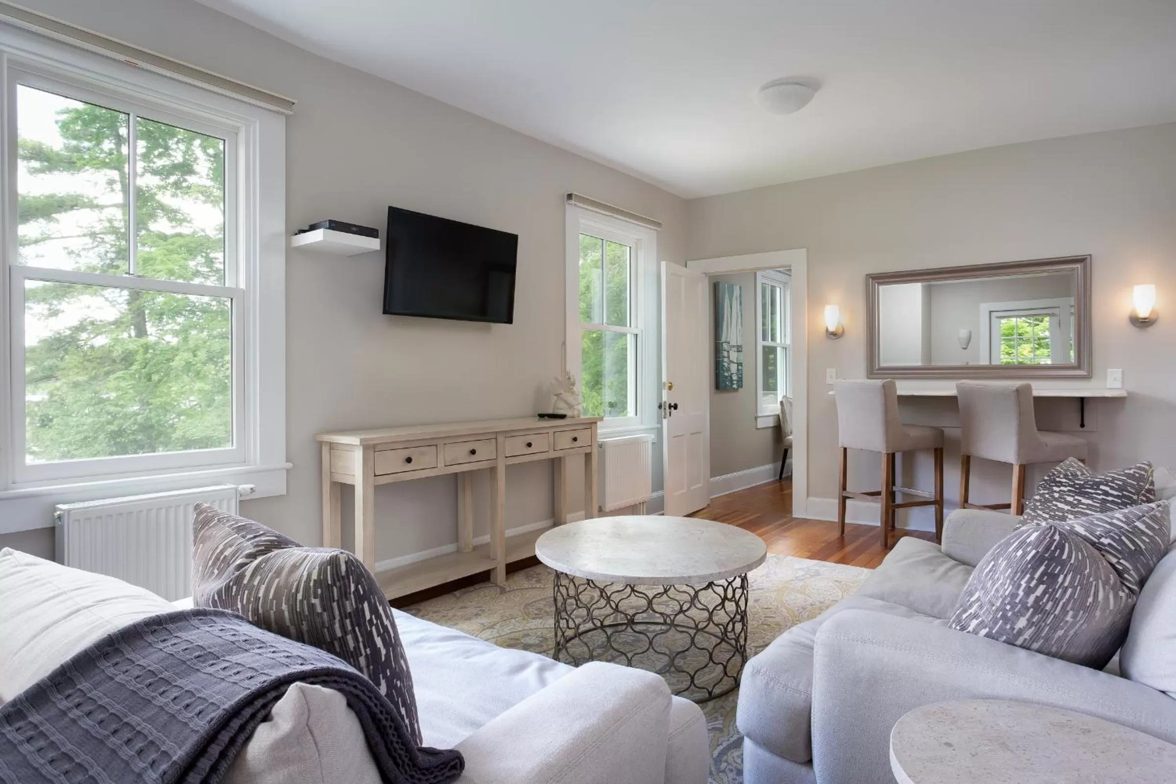 Living room in Lakehouse Inn
