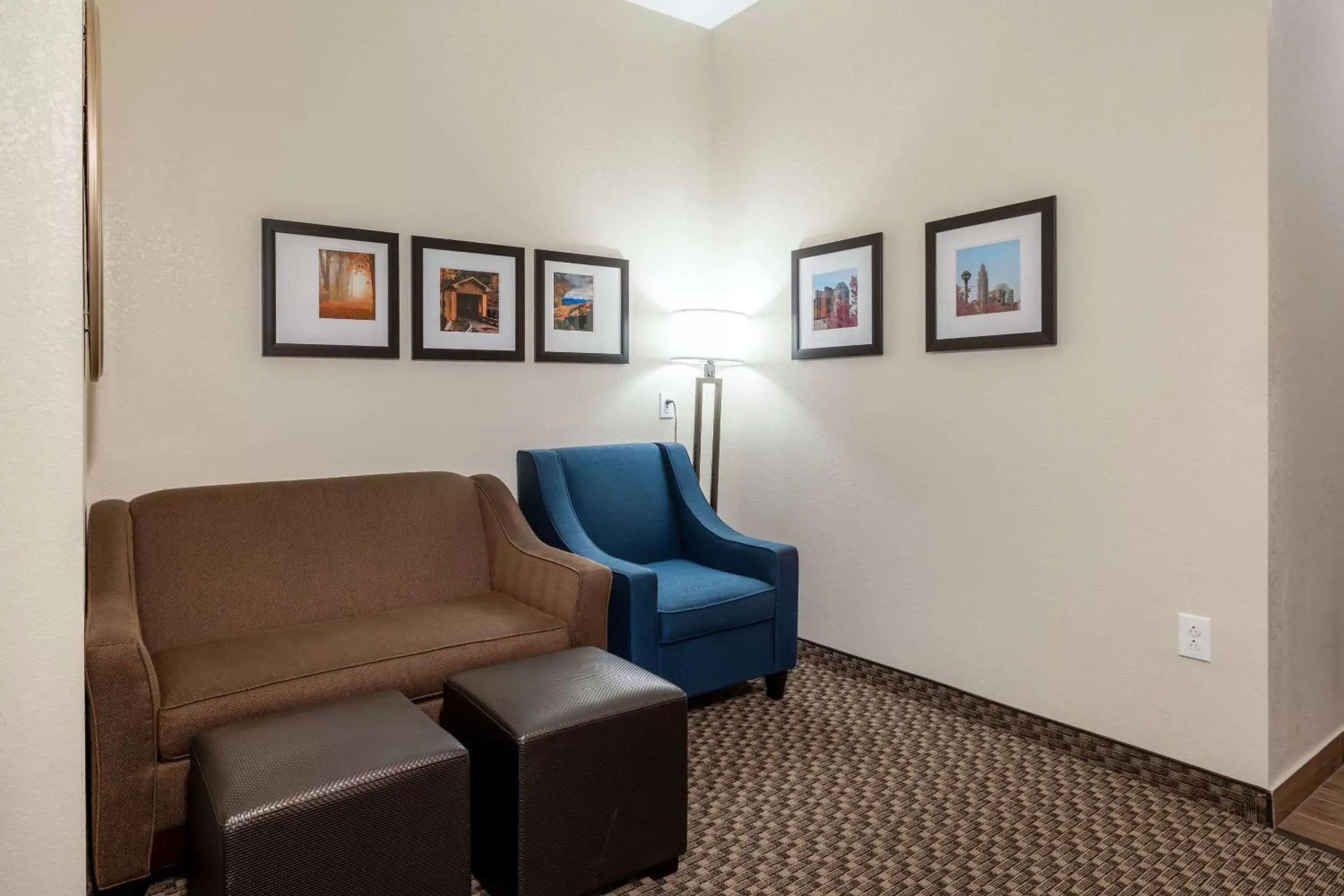 Bedroom, Seating Area in Comfort Suites Troy-I75