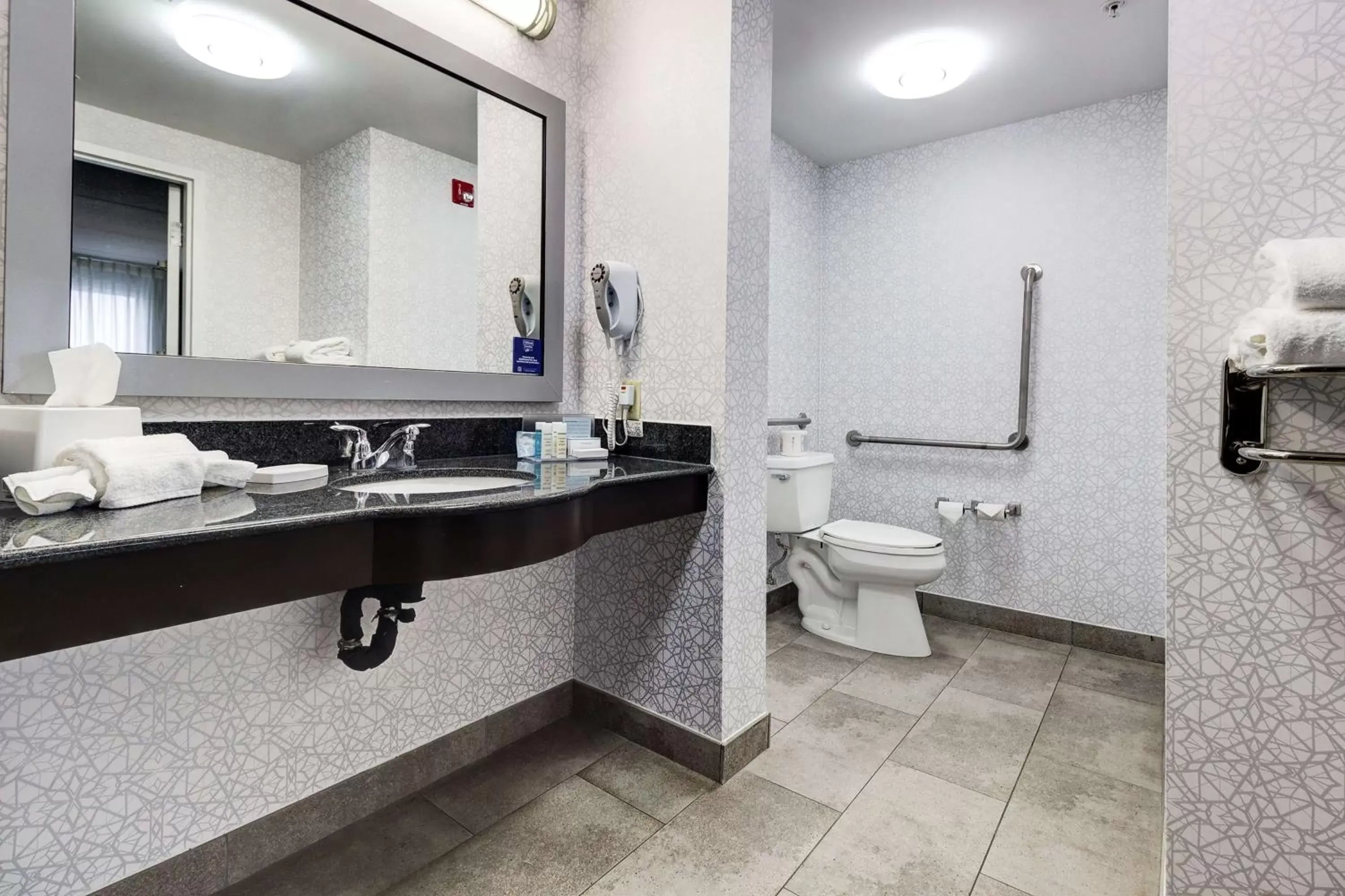 Bathroom in Hampton Inn & Suites by Hilton Brantford