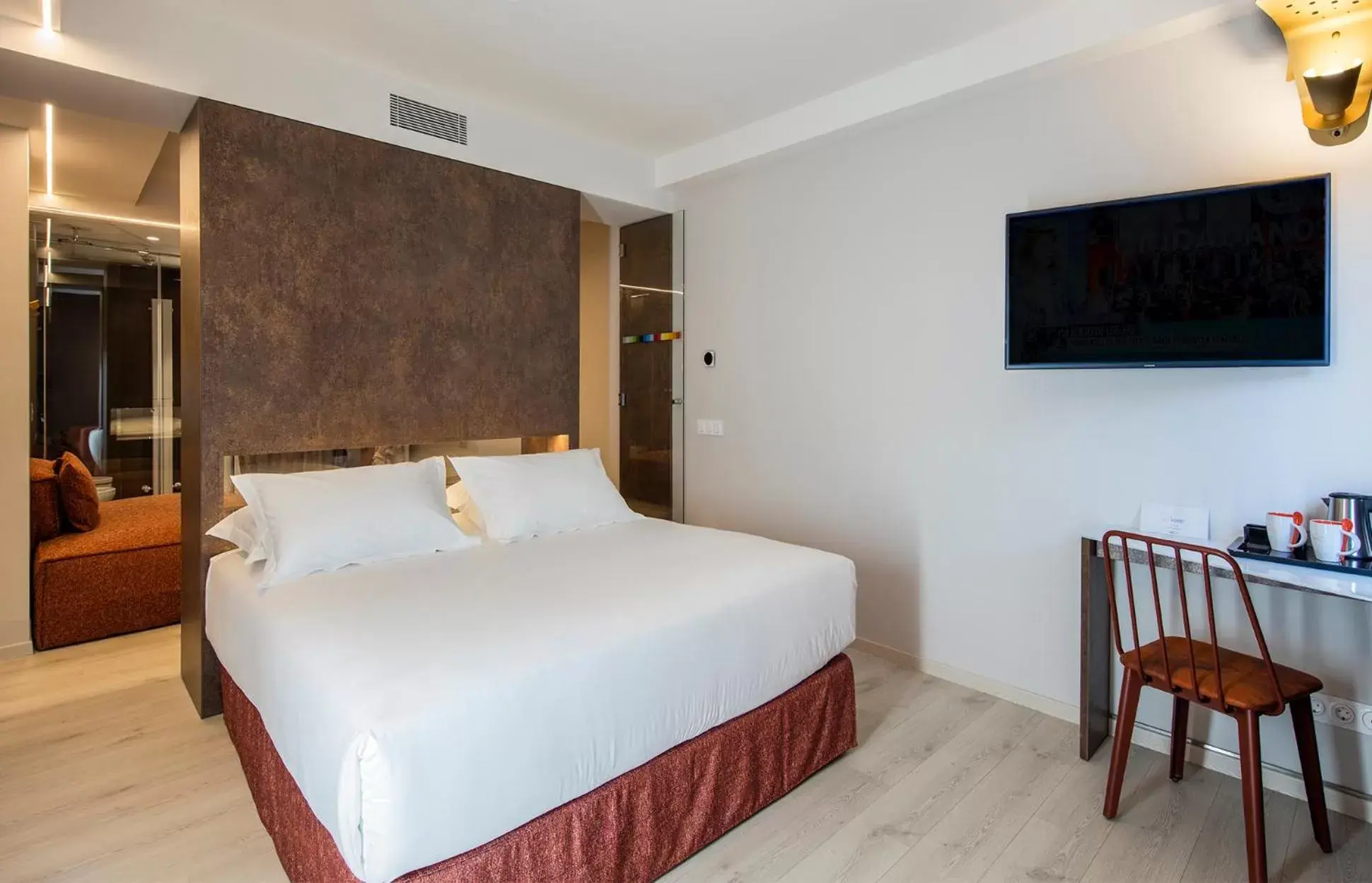 TV and multimedia, Bed in Axel Hotel San Sebastián - Adults Only