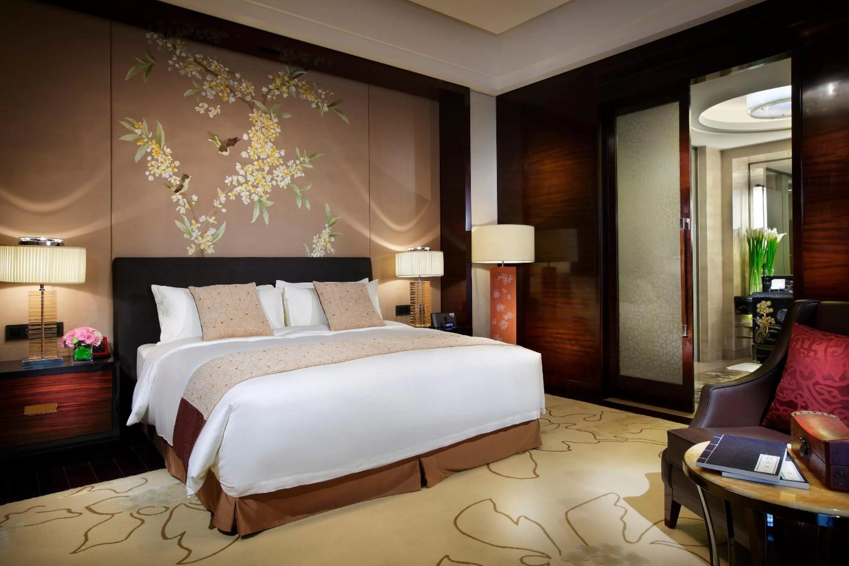 Photo of the whole room, Bed in Crowne Plaza Chengdu Panda Garden by IHG