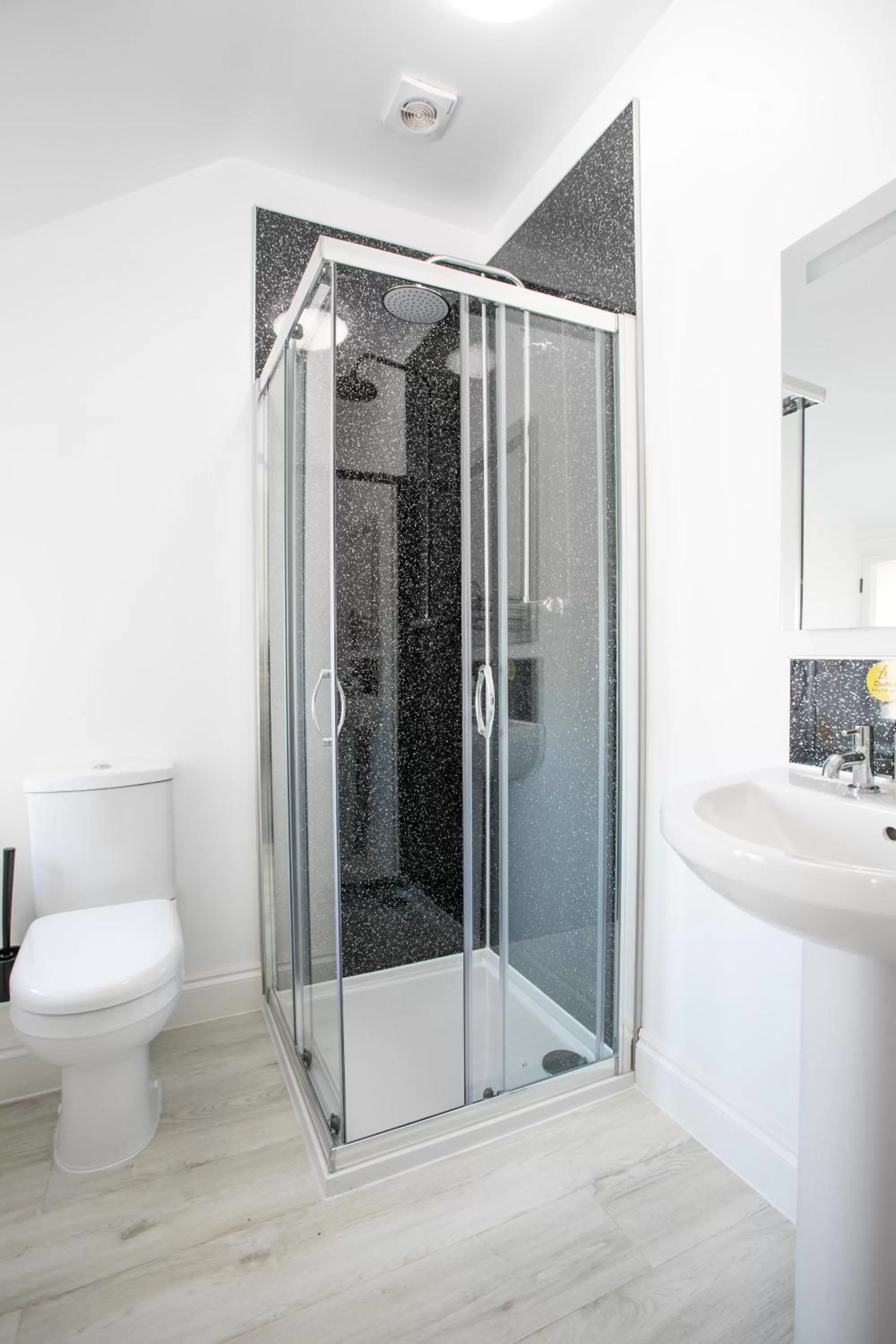 Bathroom in Park View R & R - Adult Only - Self-Catering - Free Parking - EV Point