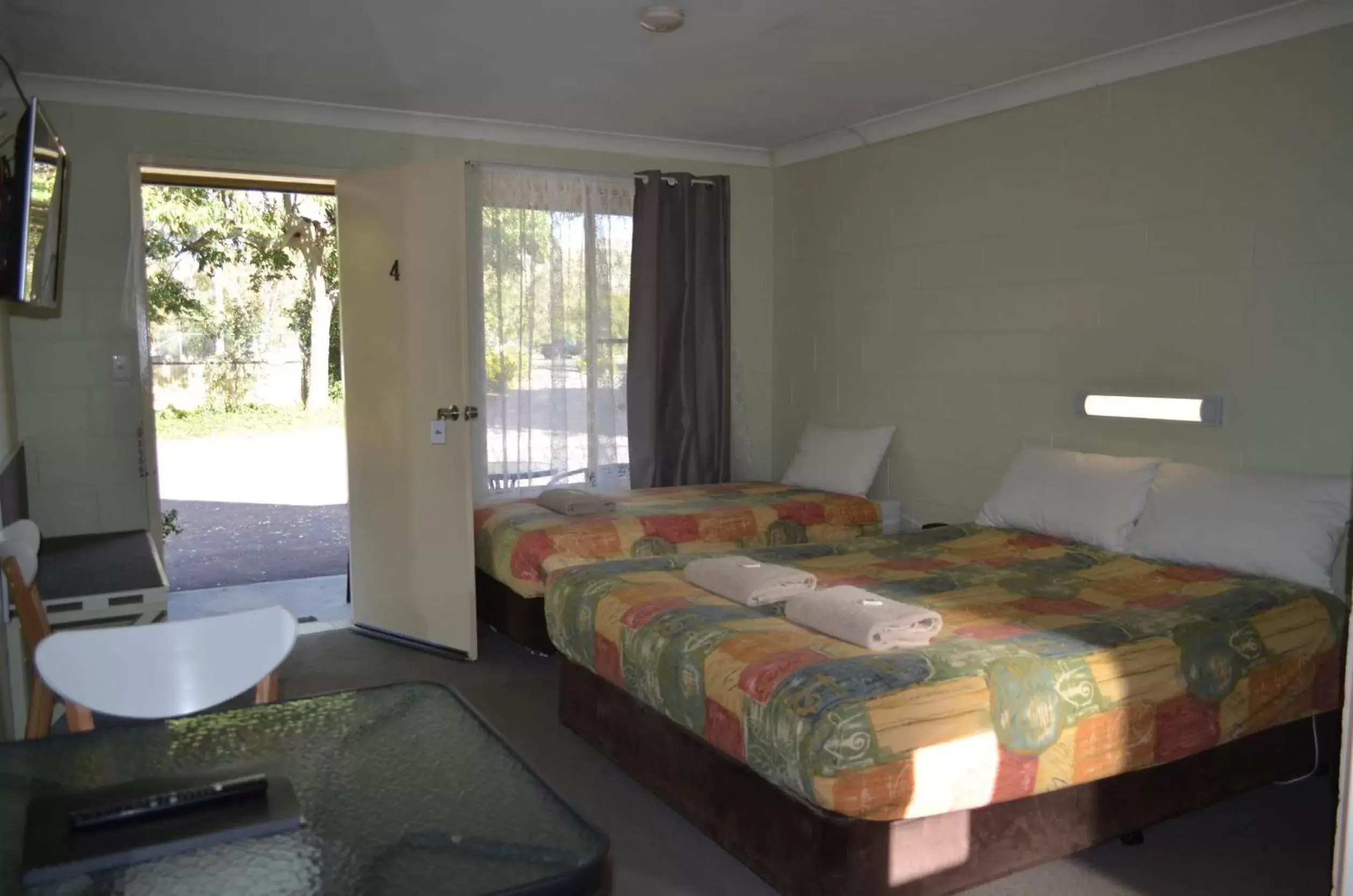 Bedroom, Bed in Bungalow Motel