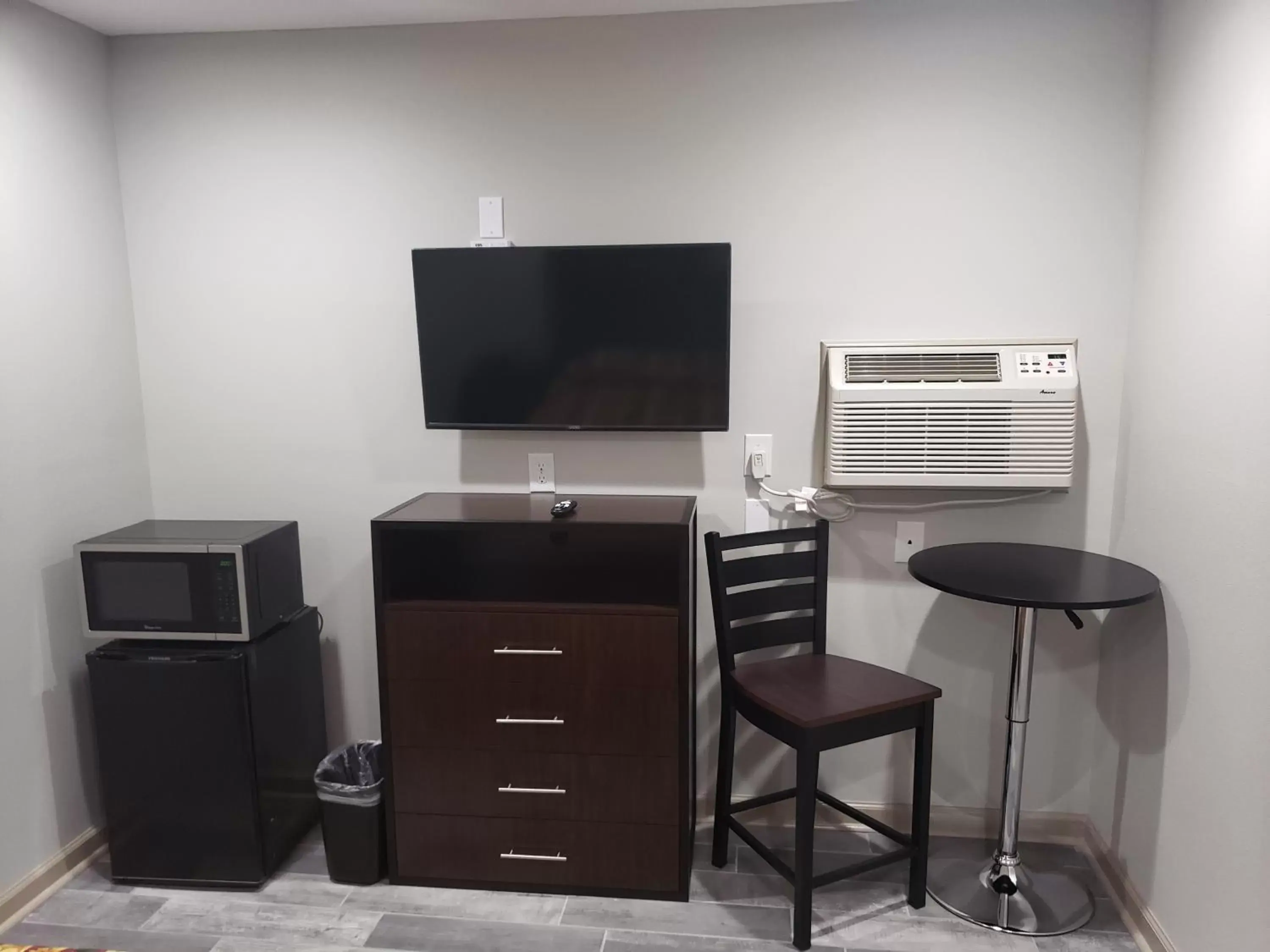 TV/Entertainment Center in Budget Inn & Suites Baton Rouge