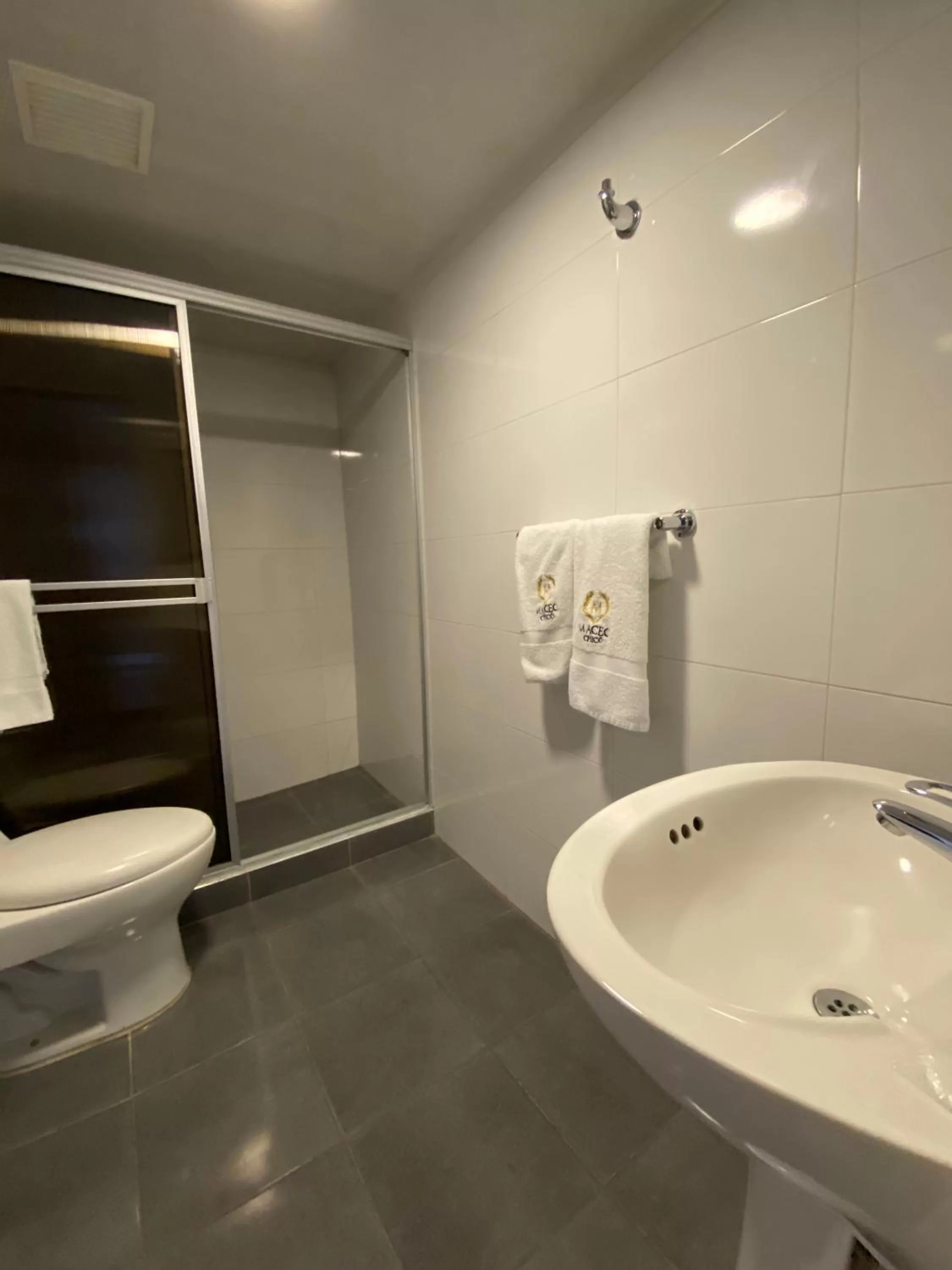 Shower in Hotel Maceo Chico