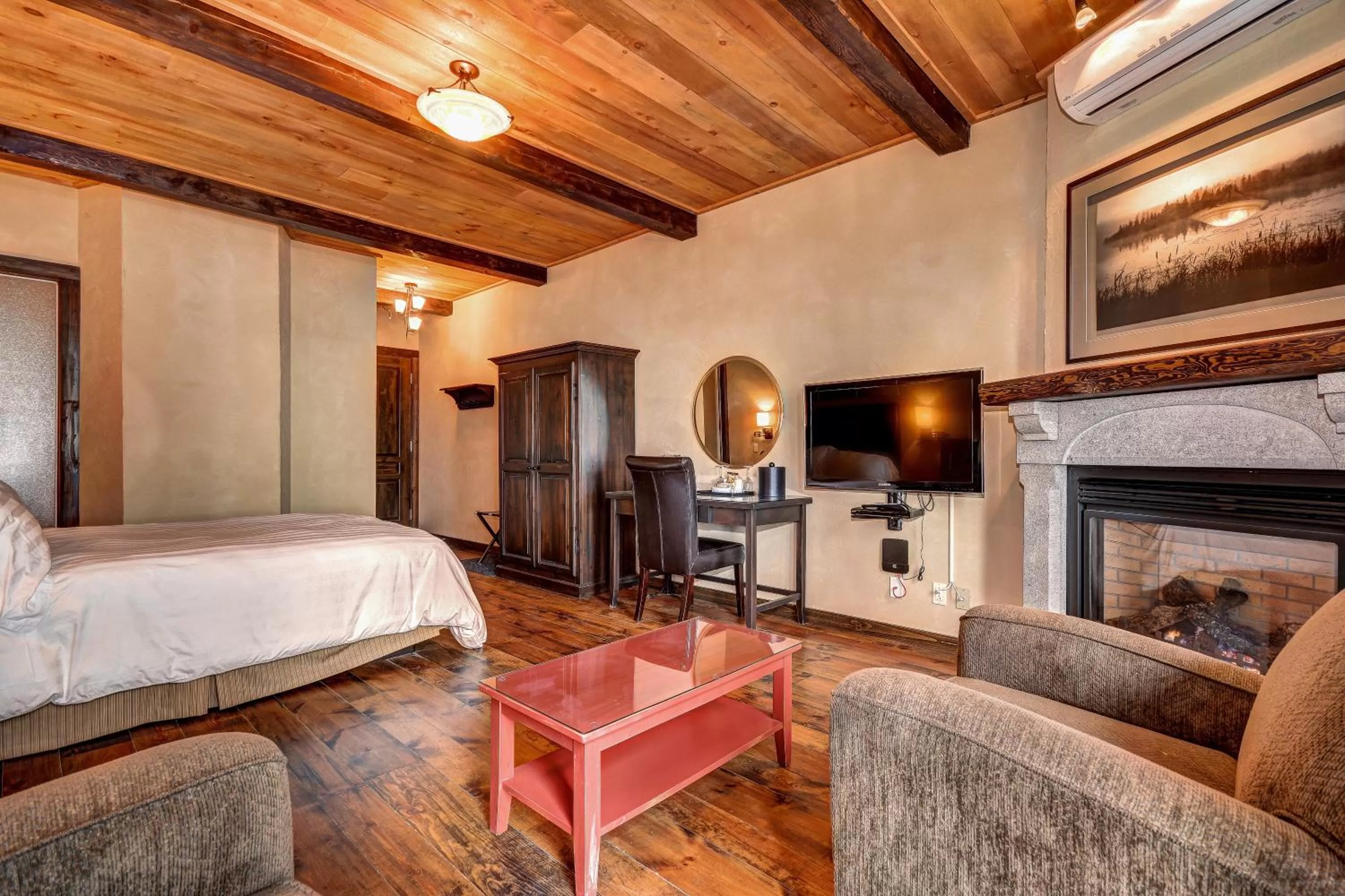 Bed in Les Condos Du Lac Taureau- Rooms & Condos