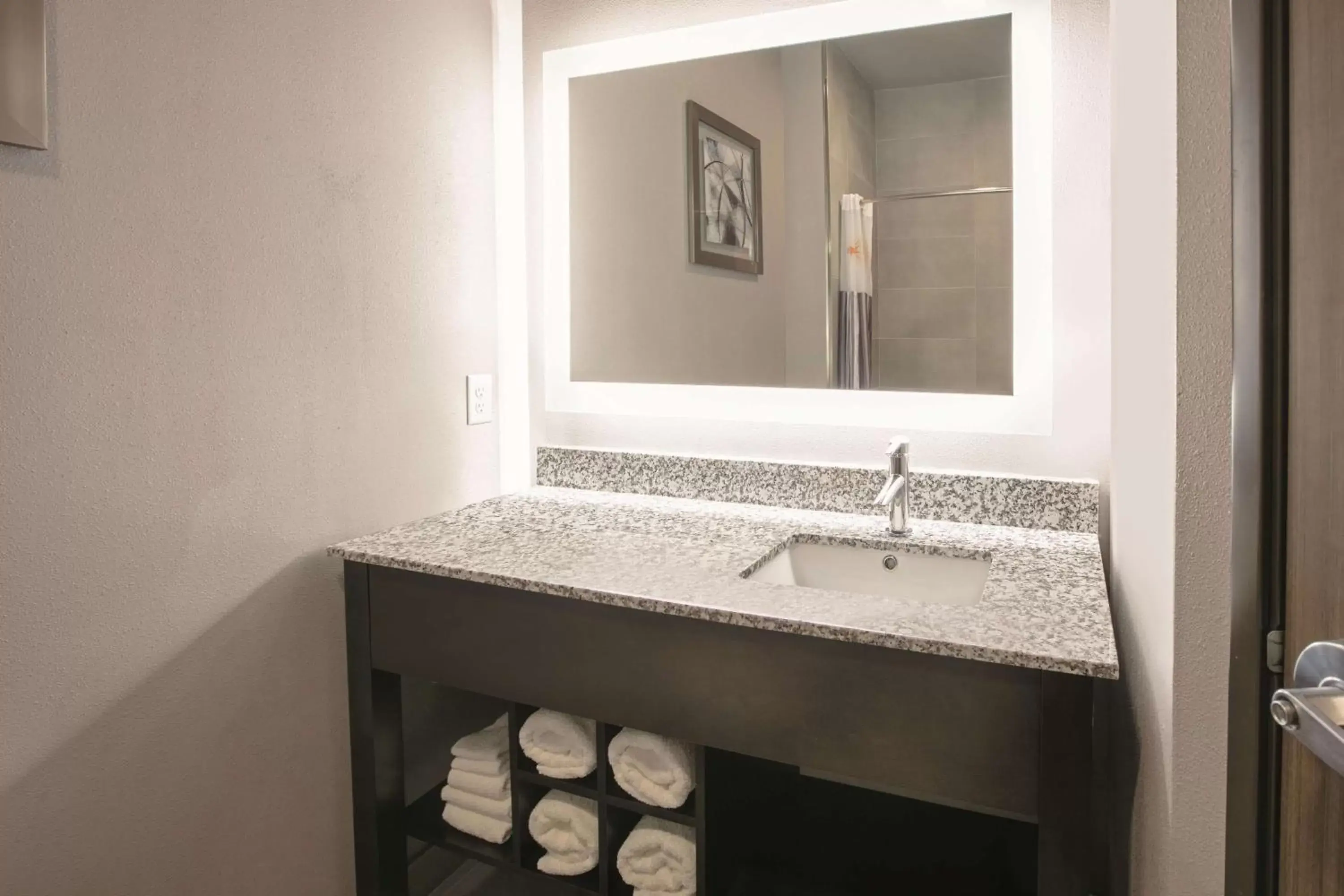 Photo of the whole room in La Quinta by Wyndham Amarillo Airport Photo of the whole room in La Quinta by Wyndham Amarillo Airport