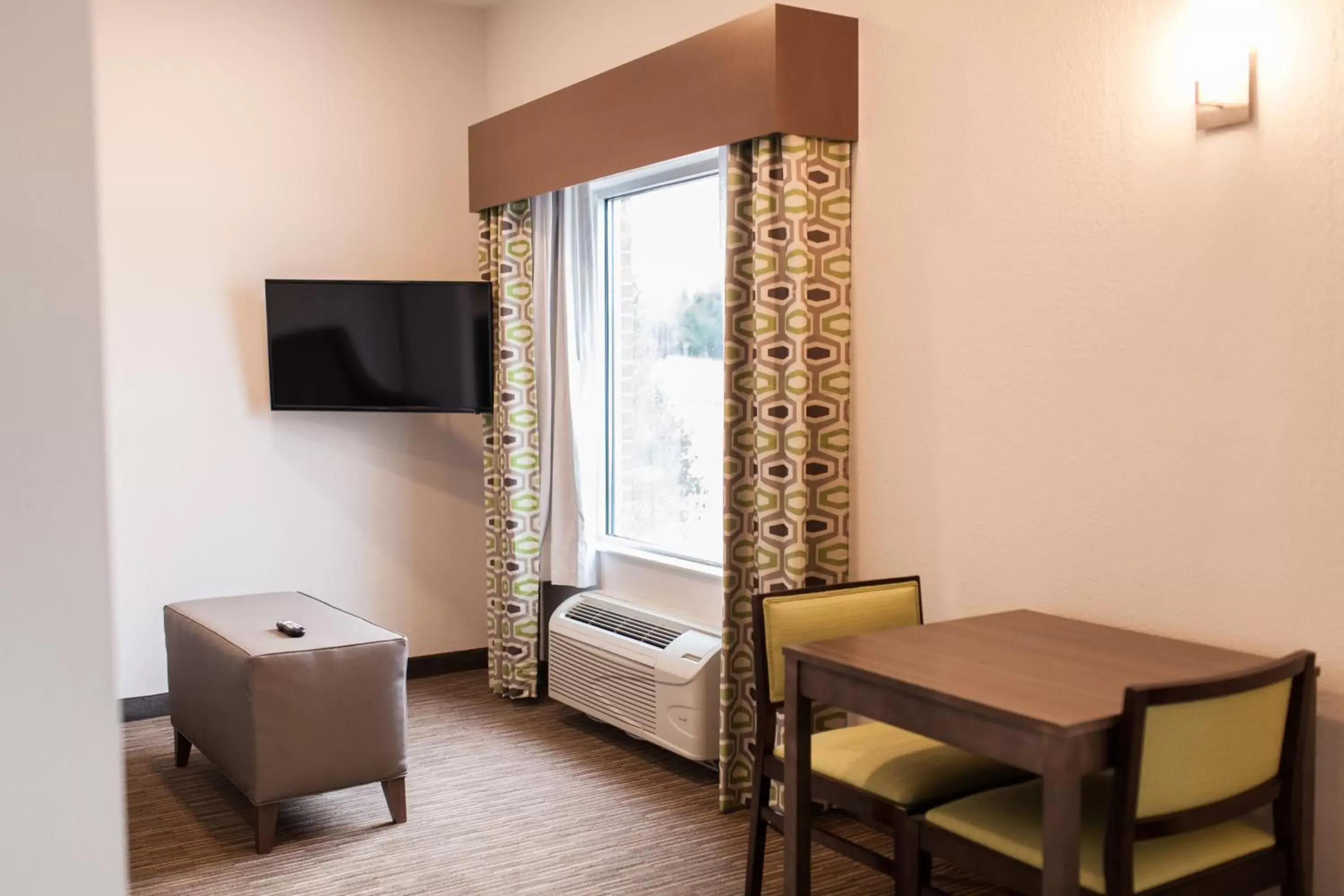 Bedroom, TV/Entertainment Center in Holiday Inn Express & Suites Sweetwater, an IHG Hotel