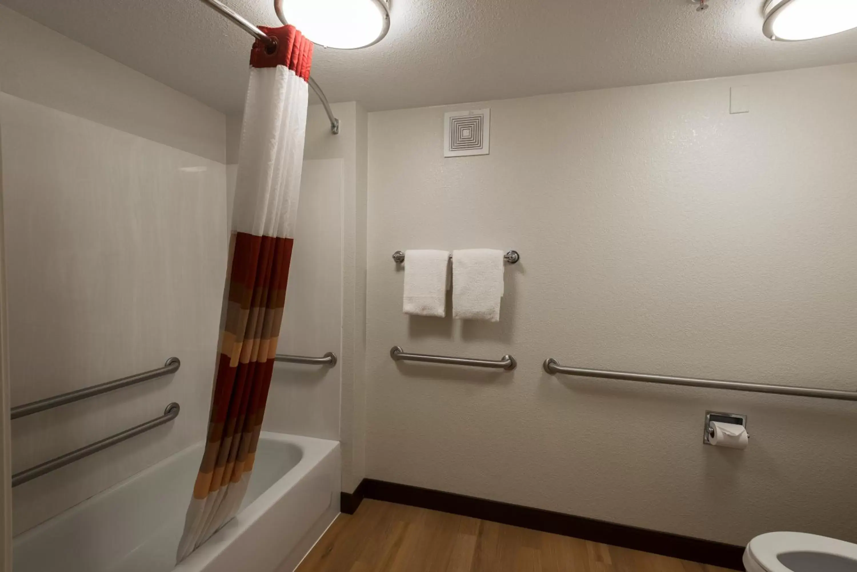 Bathroom in Red Roof Inn Washington DC - Columbia/Fort Meade