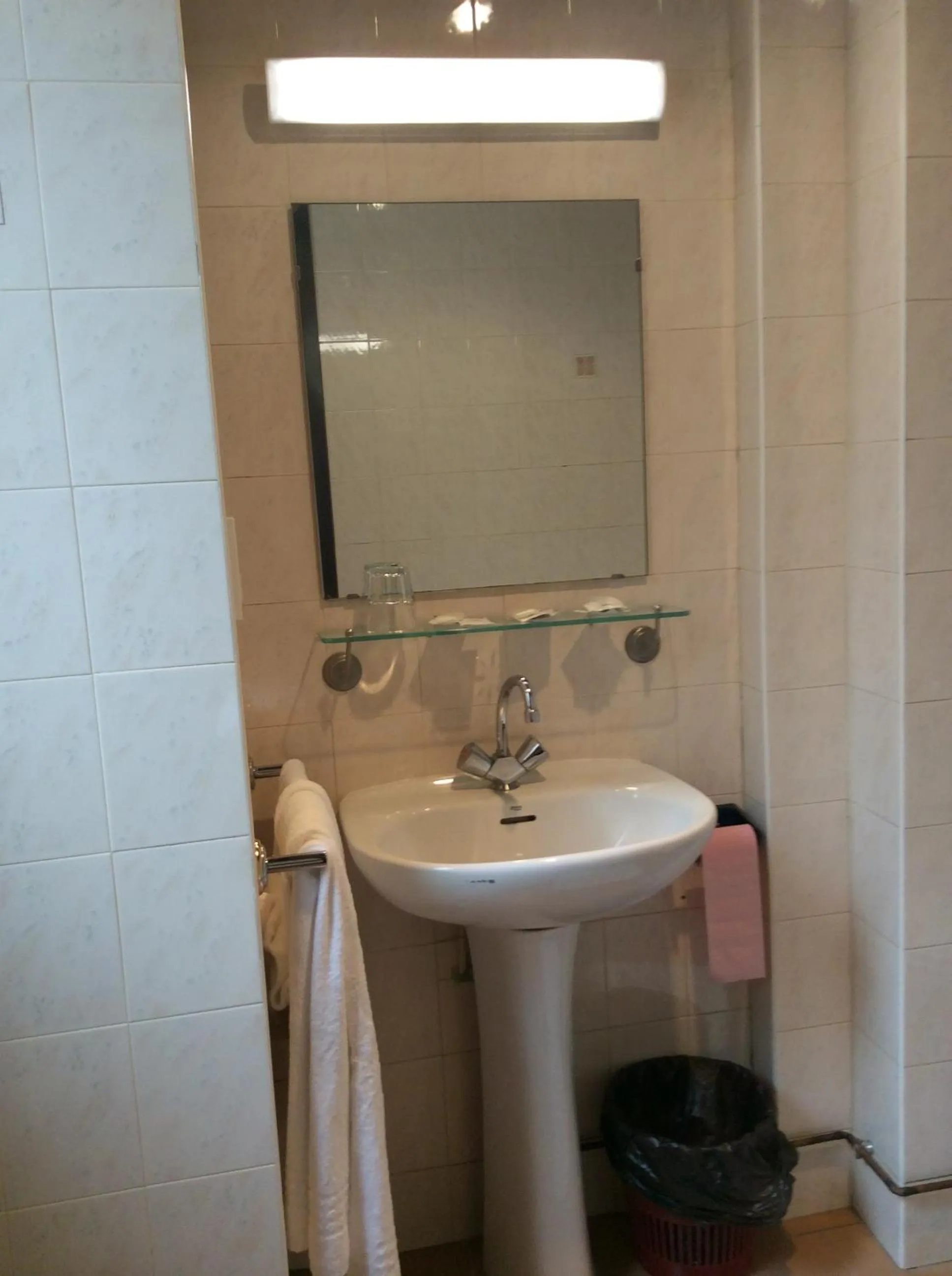 Bathroom in Hotel De La Place