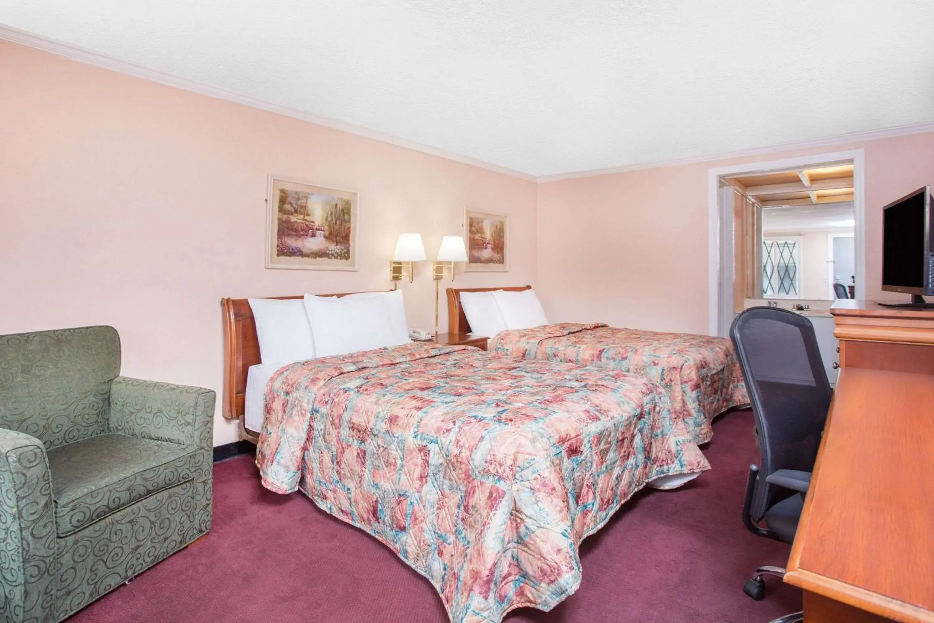 Photo of the whole room, Bed in Knights Inn - Augusta