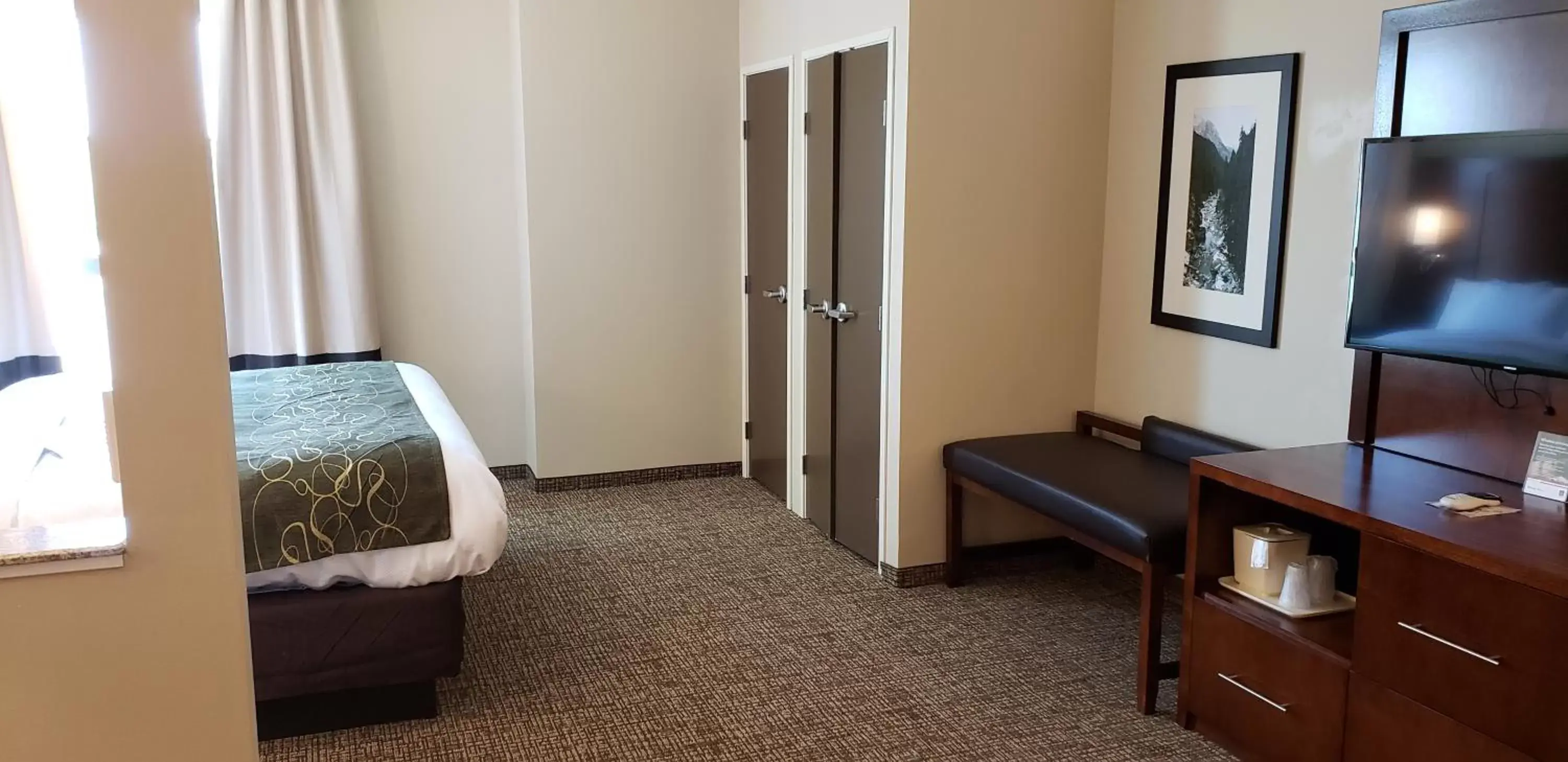 Bedroom, TV/Entertainment Center in Comfort Suites Denver near Anschutz Medical Campus
