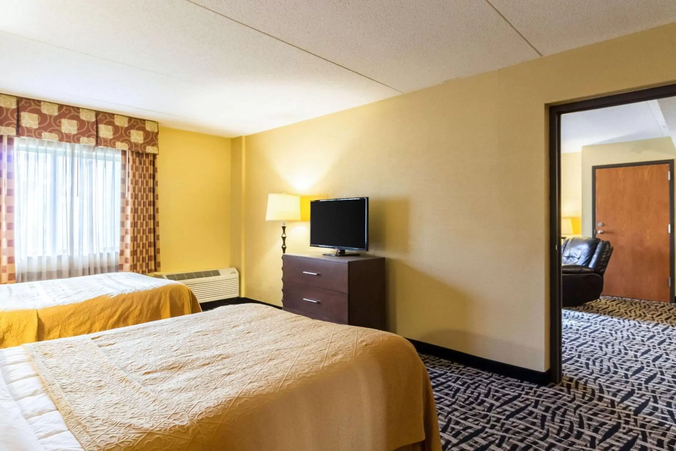 Photo of the whole room, Bed in Quality Inn & Suites Mayo Clinic Area