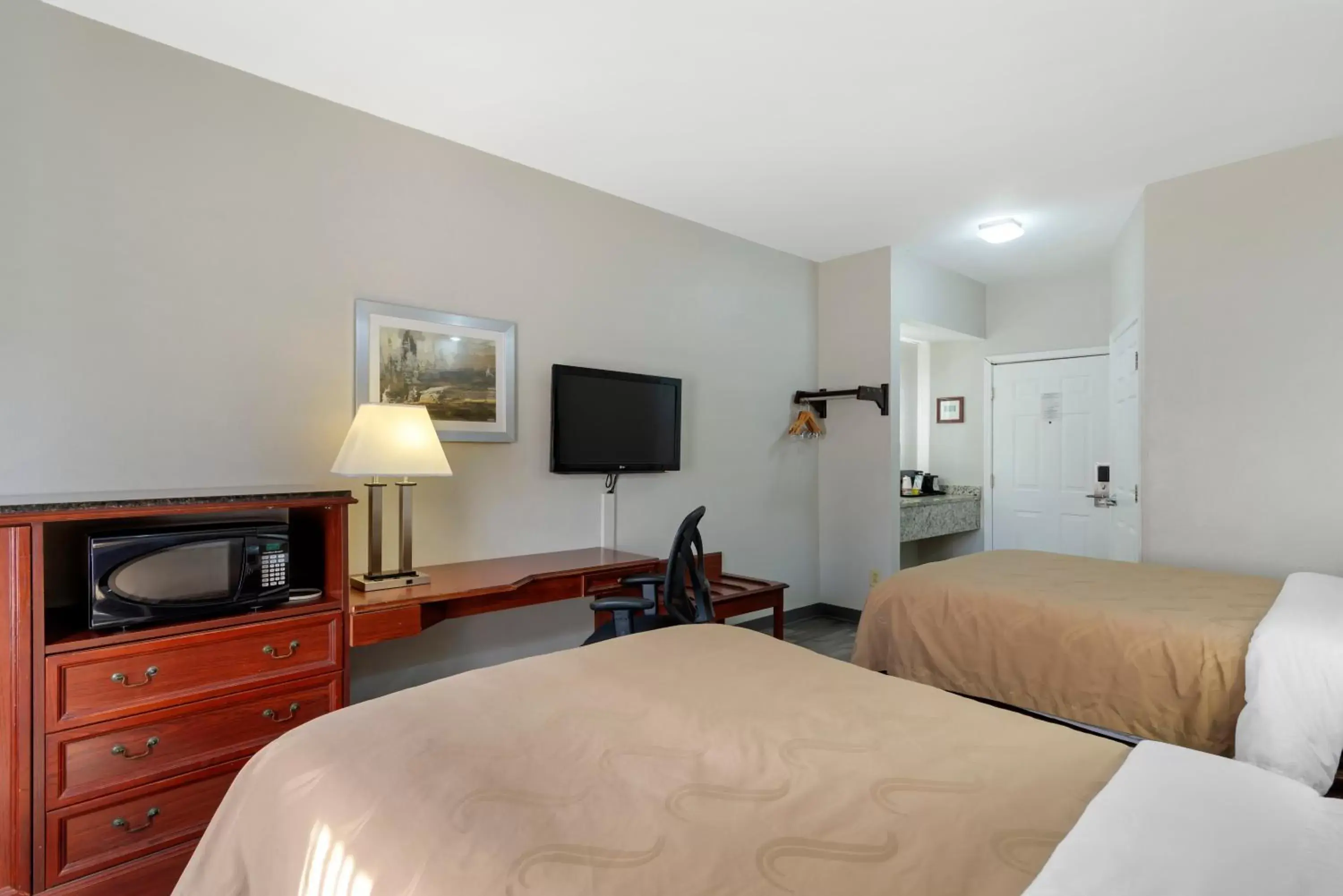 TV and multimedia, Bed in Quality Inn Newnan
