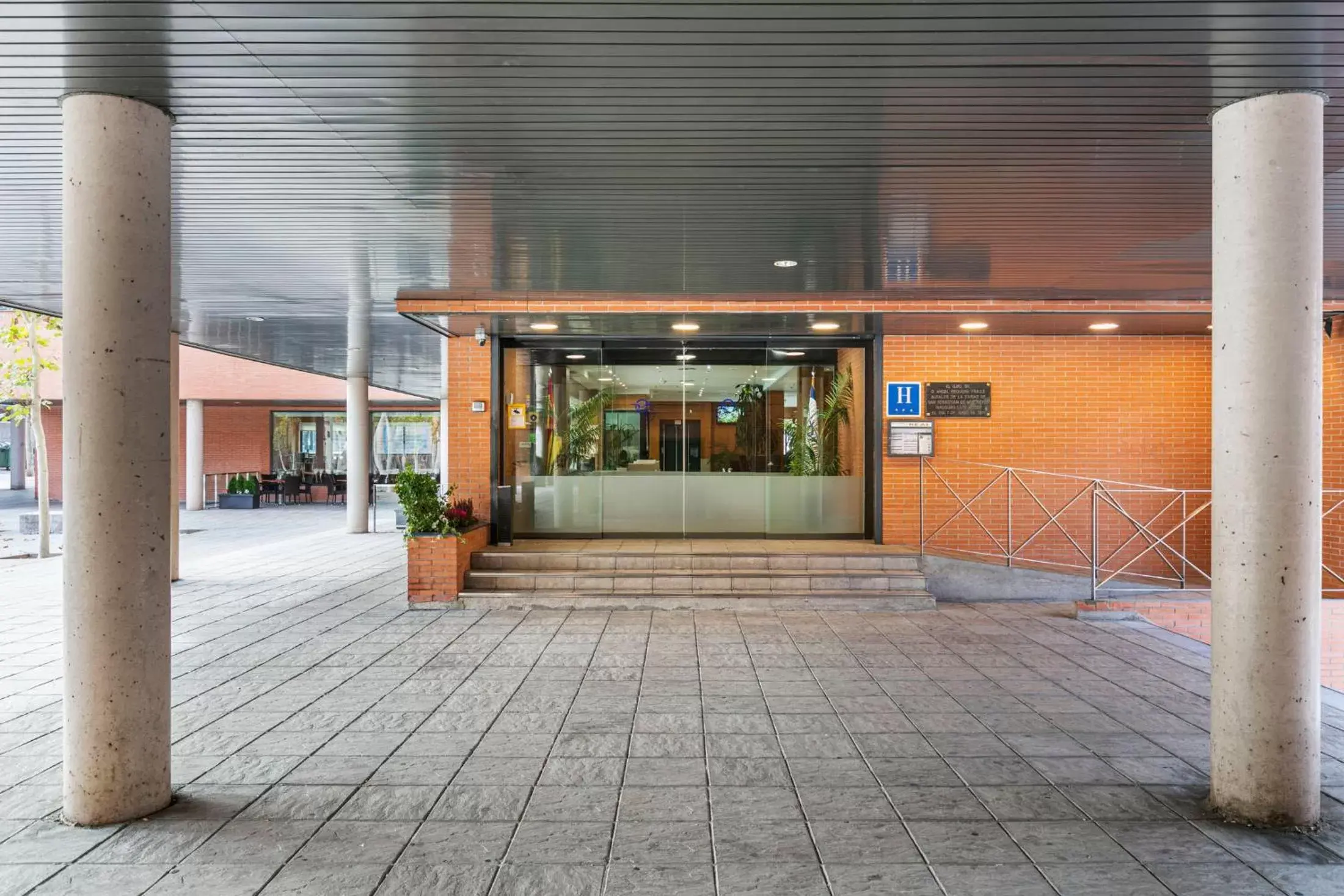 Facade/entrance in Globales de los Reyes Facade/entrance in Globales de los Reyes