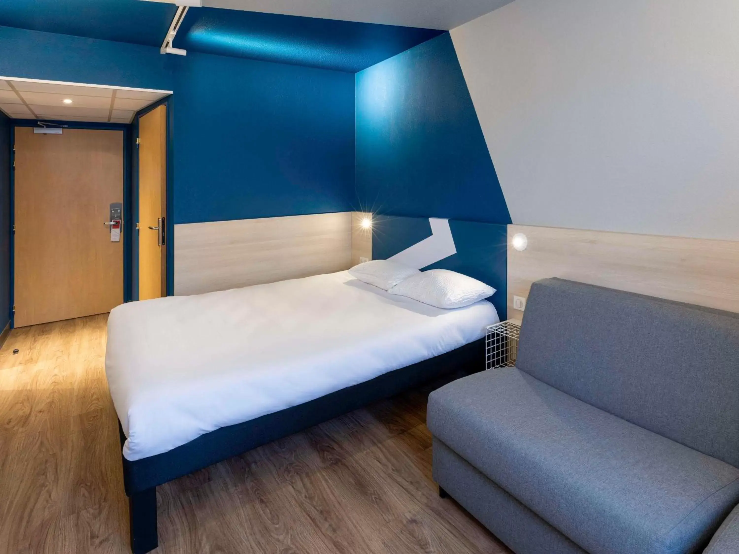 Bedroom, Bed in ibis Budget Millau Viaduc