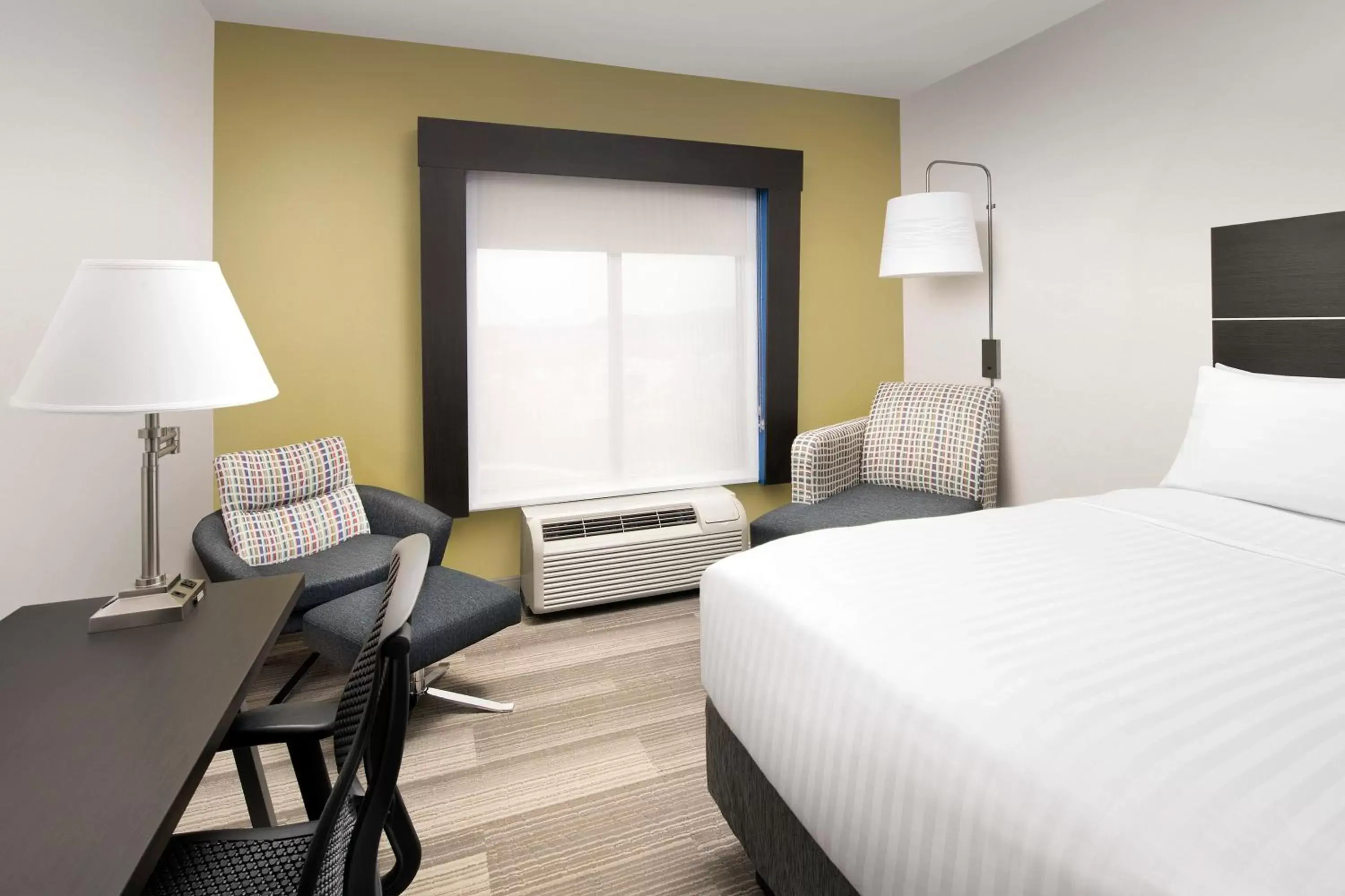 Bedroom, Bed in Holiday Inn Express Knoxville-Strawberry Plains, an IHG Hotel