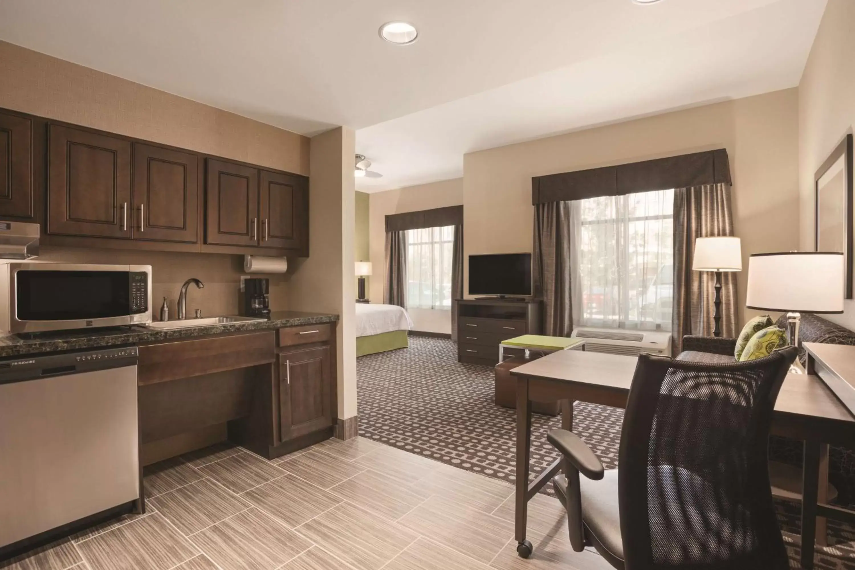 Bed, Kitchen/Kitchenette in Homewood Suites by Hilton Ankeny