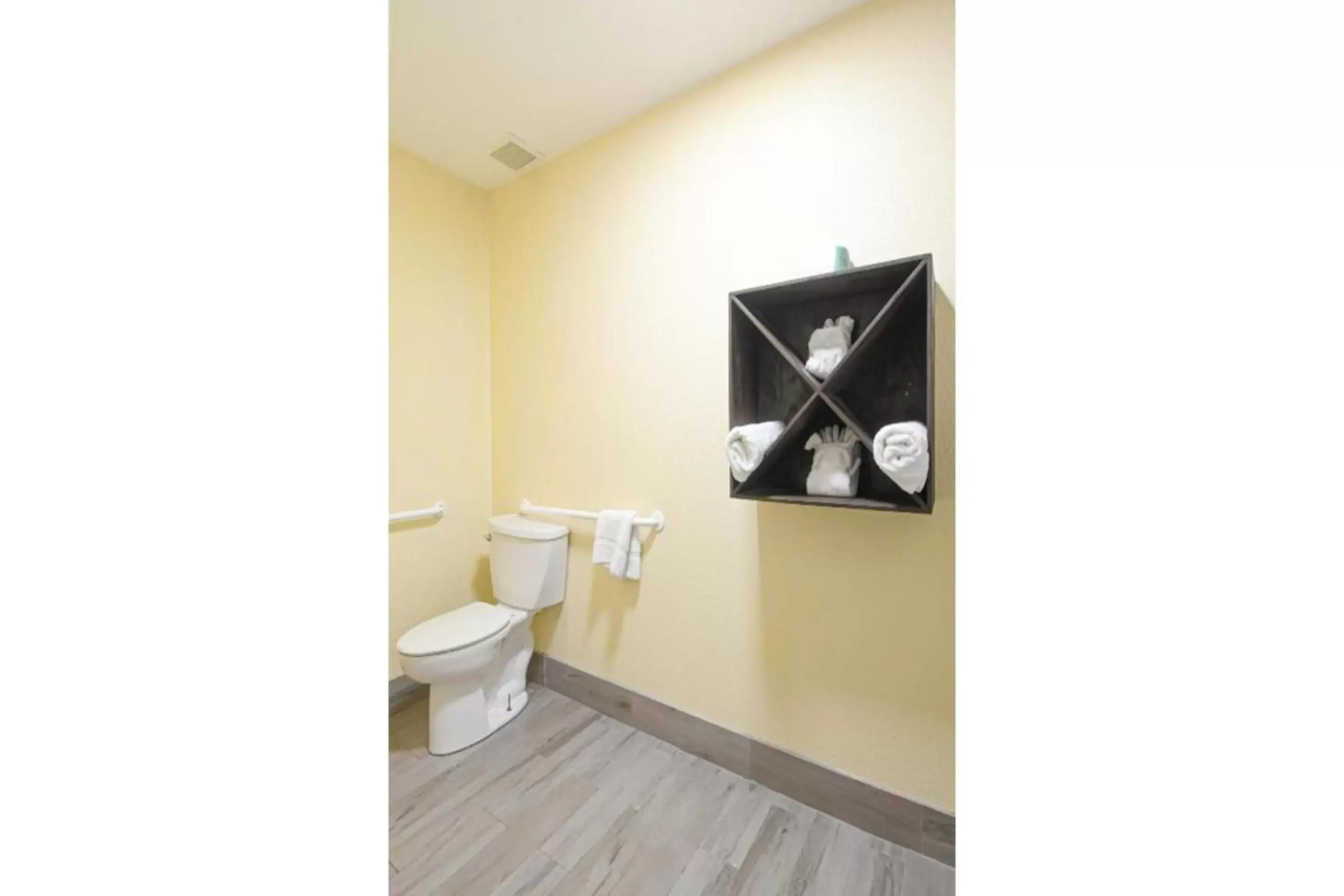 Bathroom, TV/Entertainment Center in OYO Hotel Shenandoah Woodlands Mall