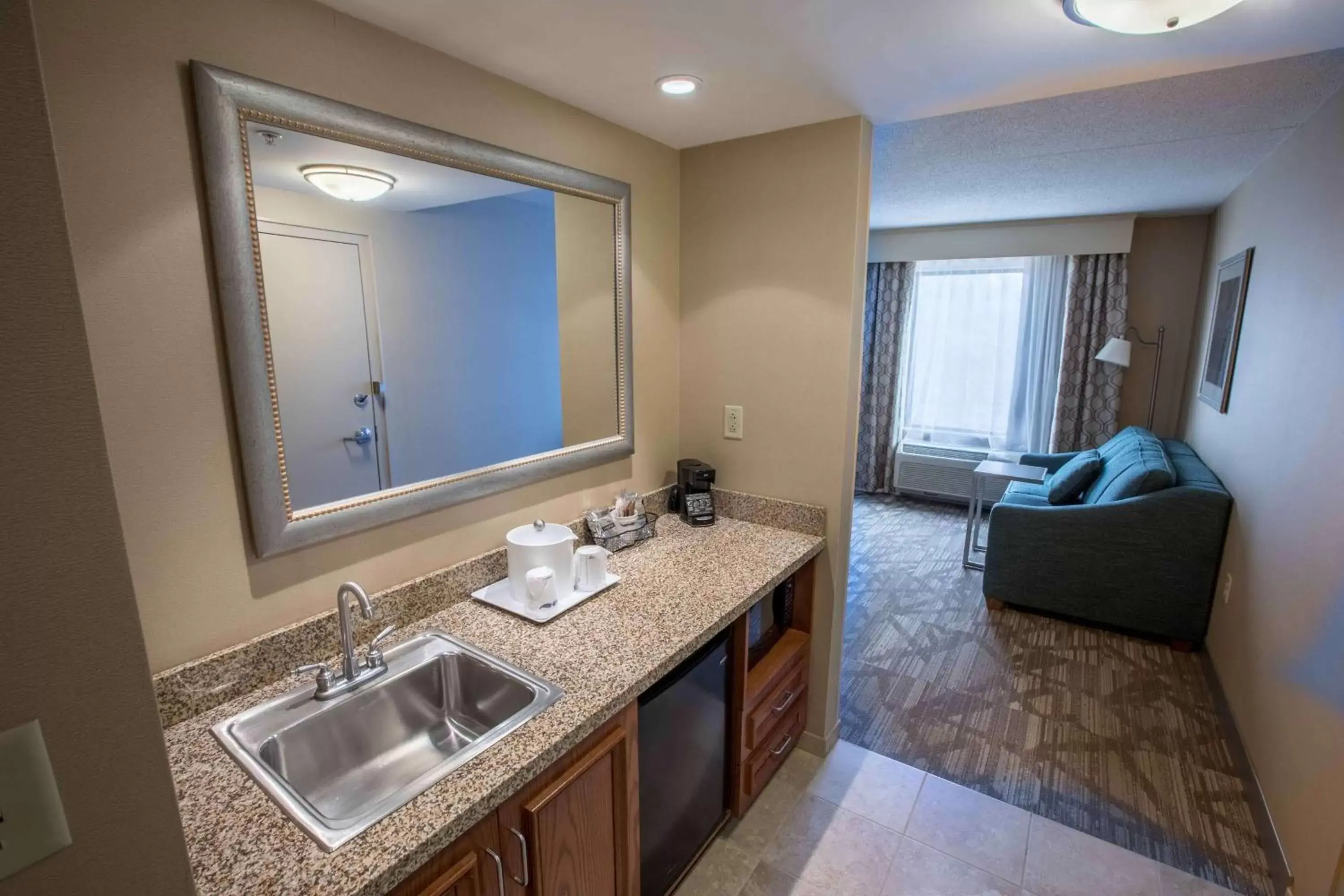 Living room, Bathroom in Hampton Inn & Suites Tilton