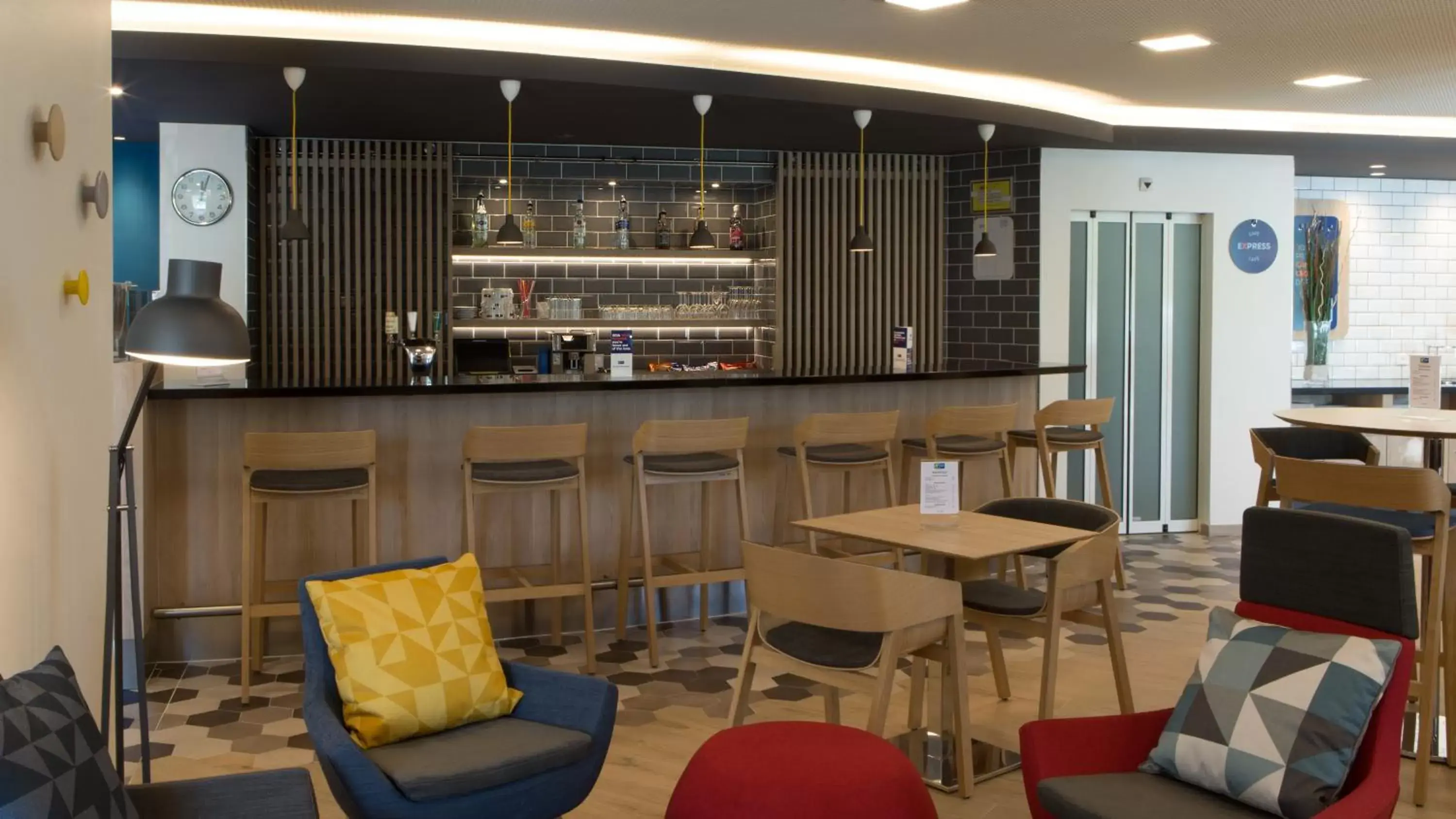 Lounge or bar, Lounge/Bar in Holiday Inn Express Geneva Airport