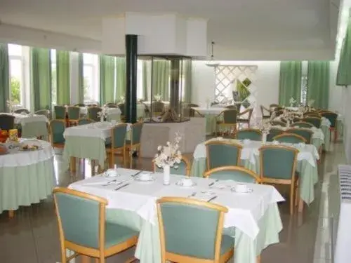 Restaurant/Places to Eat in Hotel Ulveira