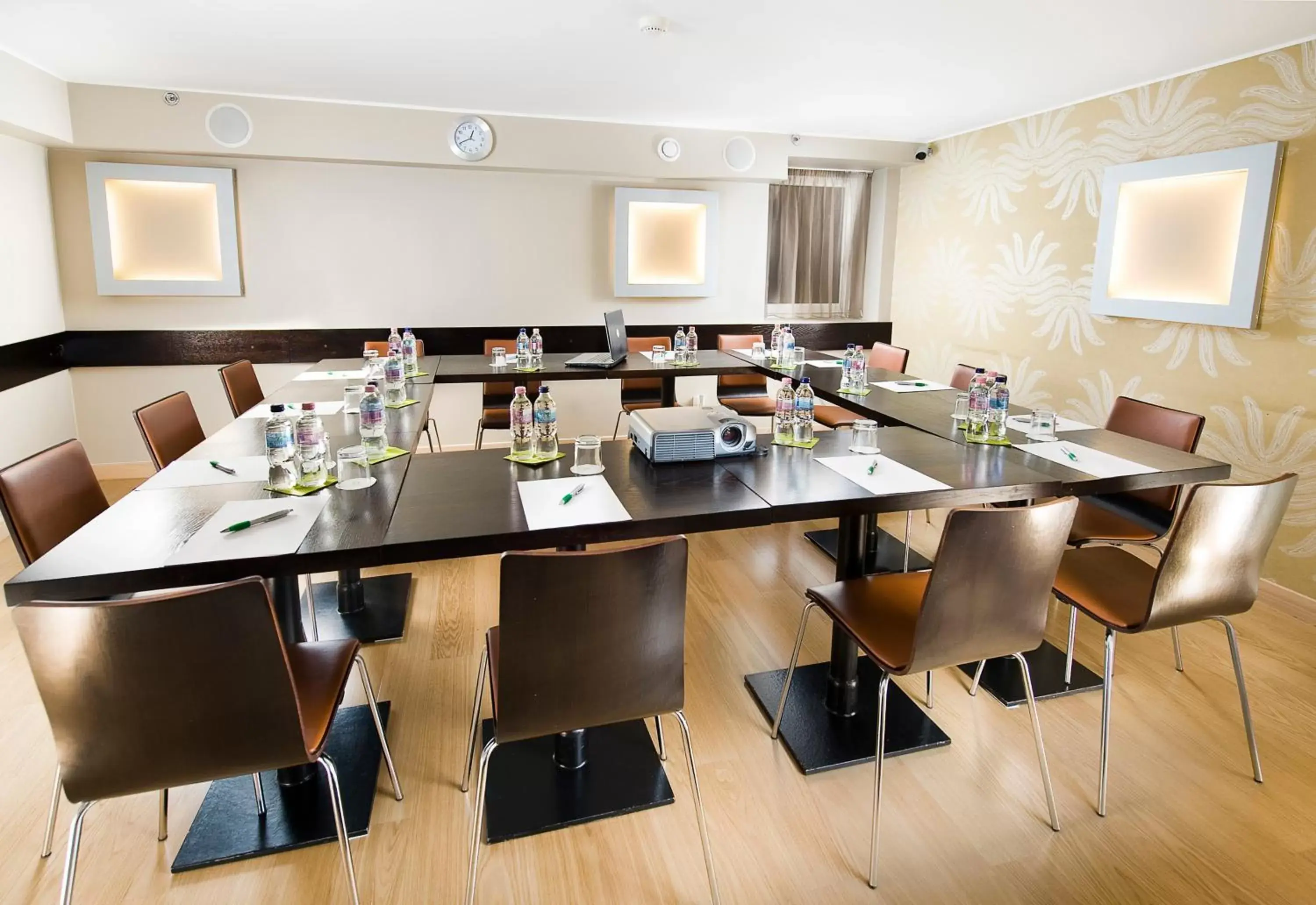 Business facilities in Opera Garden Hotel & Apartments