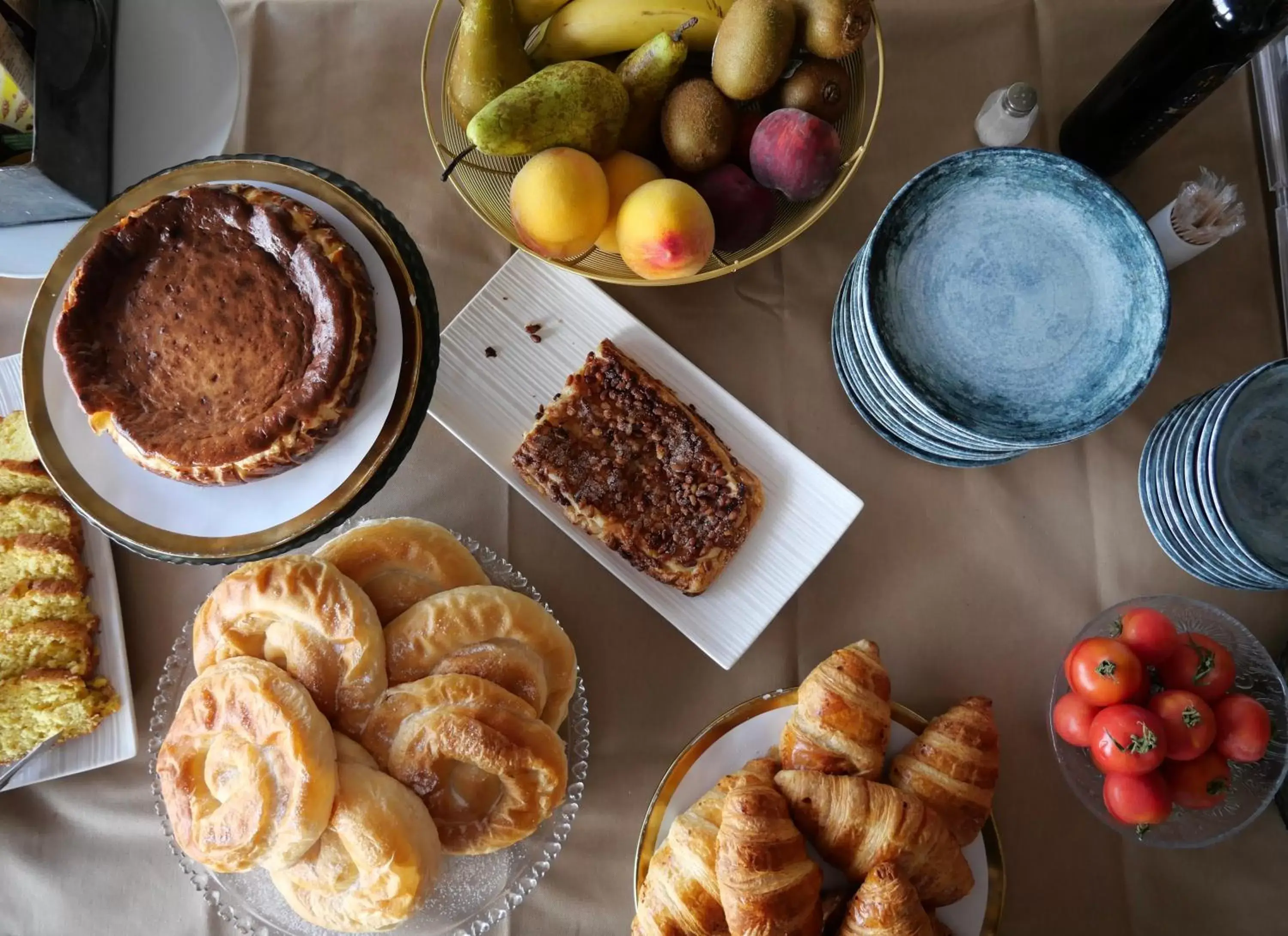 Property building, Food in Hostal de la Plaça - Hotel Boutique