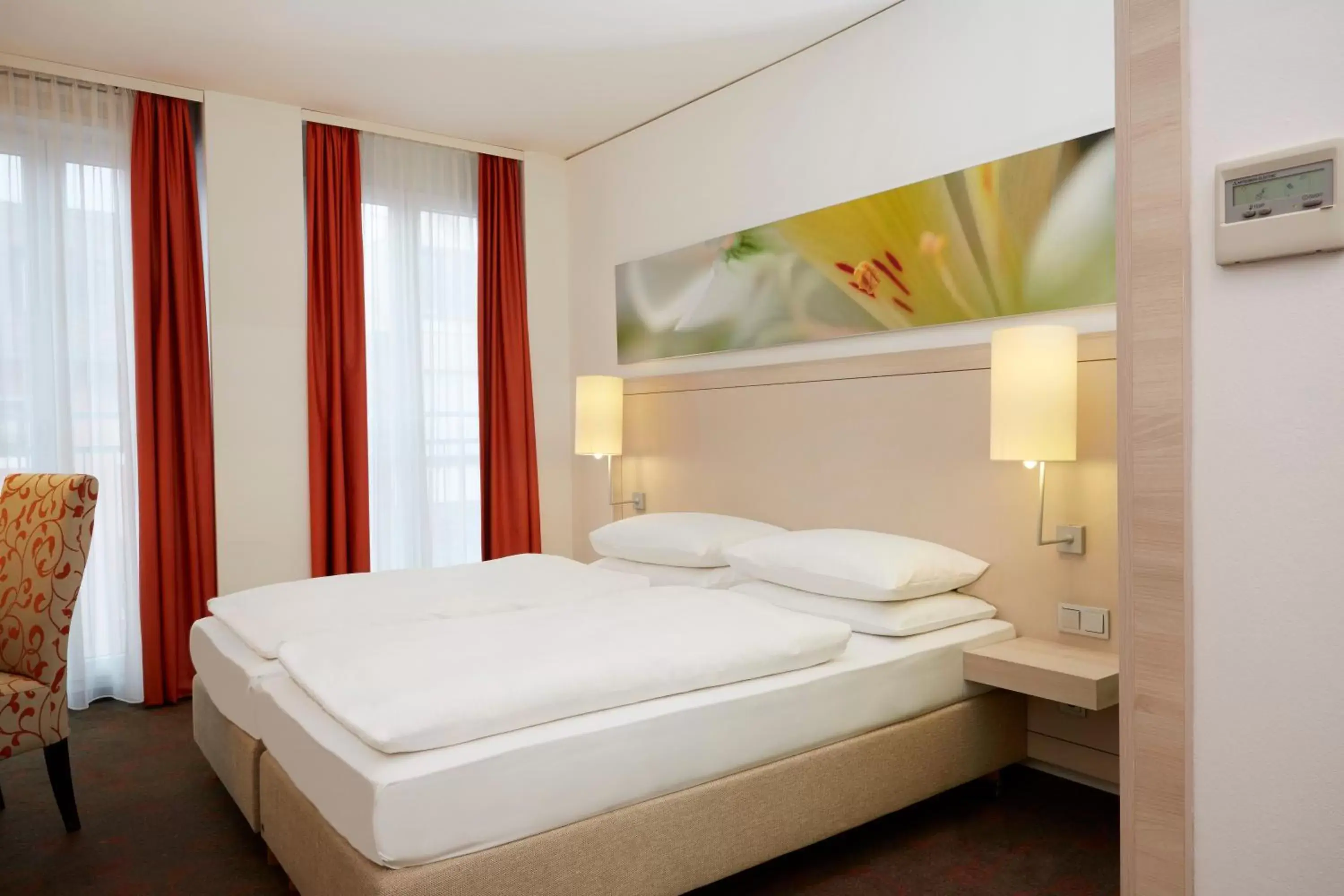 Photo of the whole room, Bed in H+ Hotel München