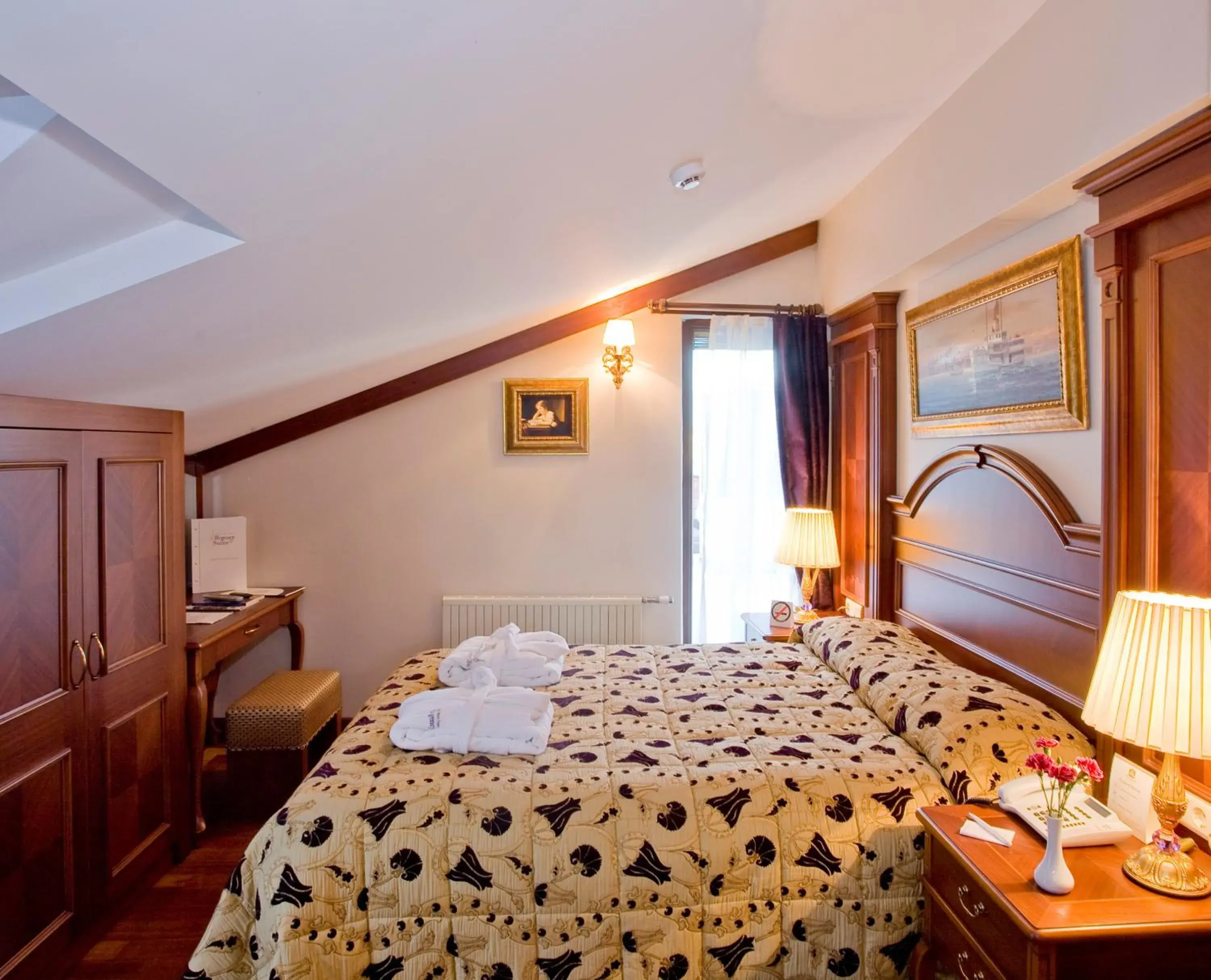 Bed in GLK PREMIER Regency Suites & Spa