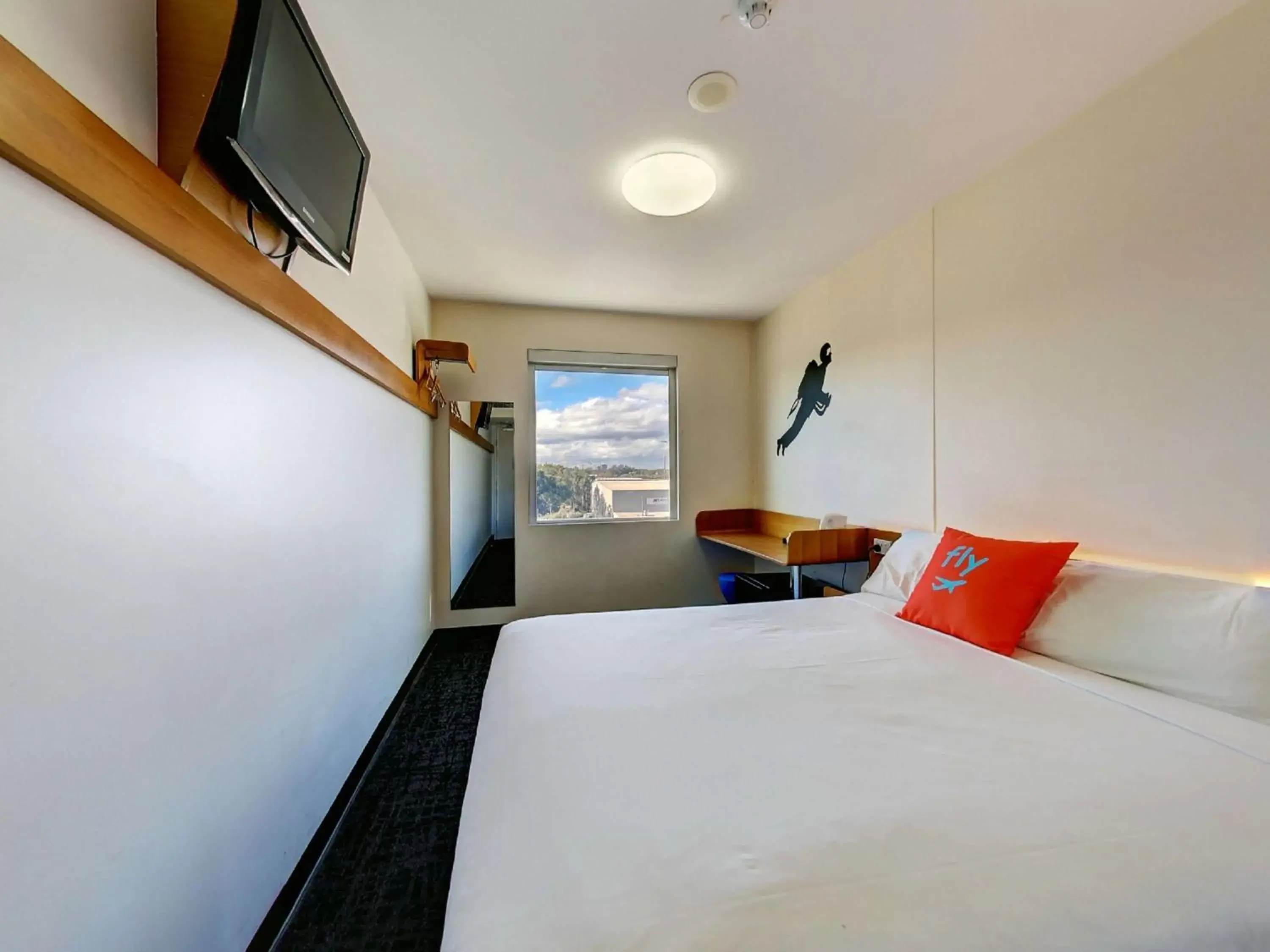 TV and multimedia, Bed in ibis budget Sydney Airport