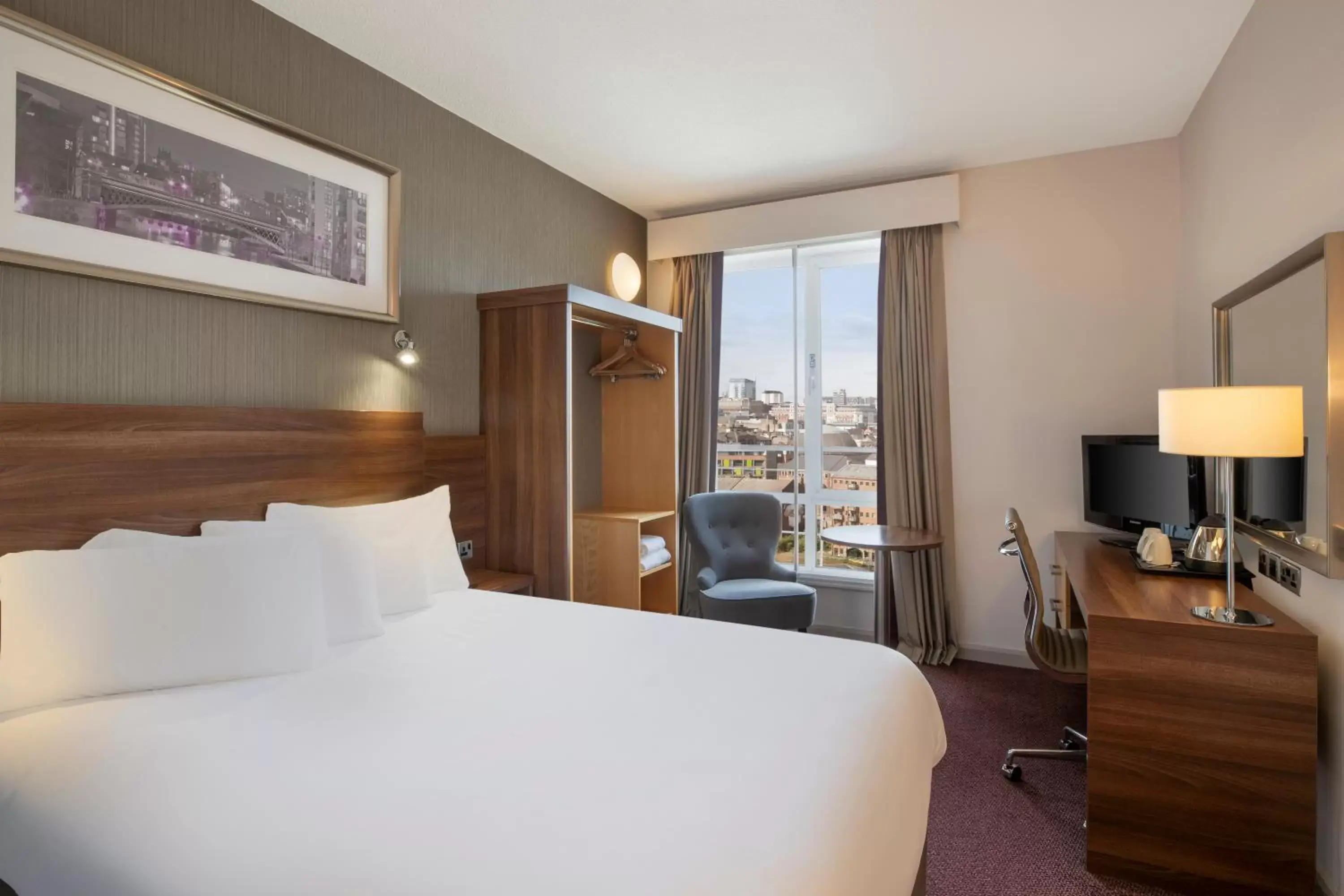 Bedroom, Bed in Leonardo Hotel Leeds - formerly Jurys Inn Leeds