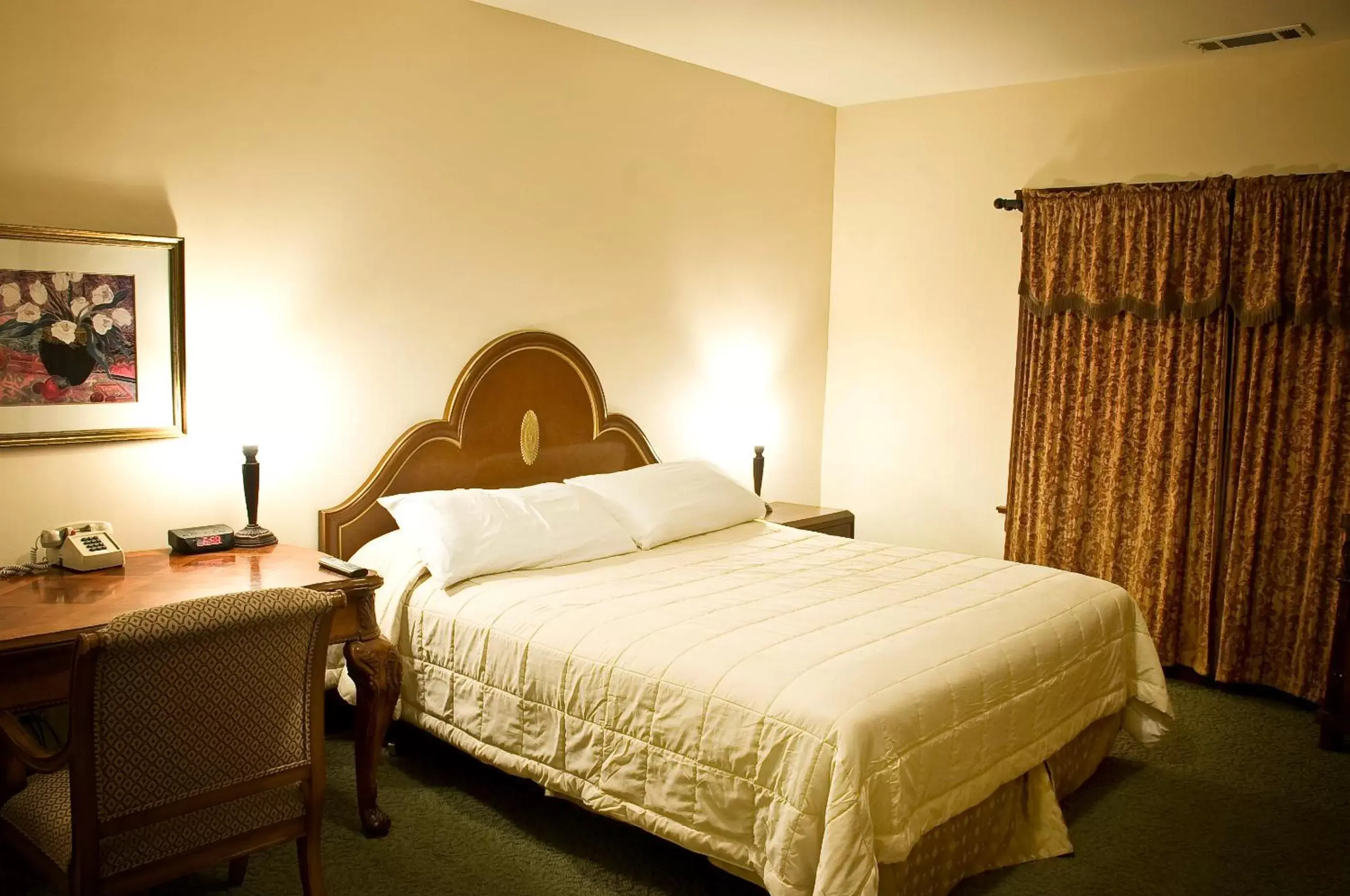 Photo of the whole room, Bed in Glen Tavern Inn