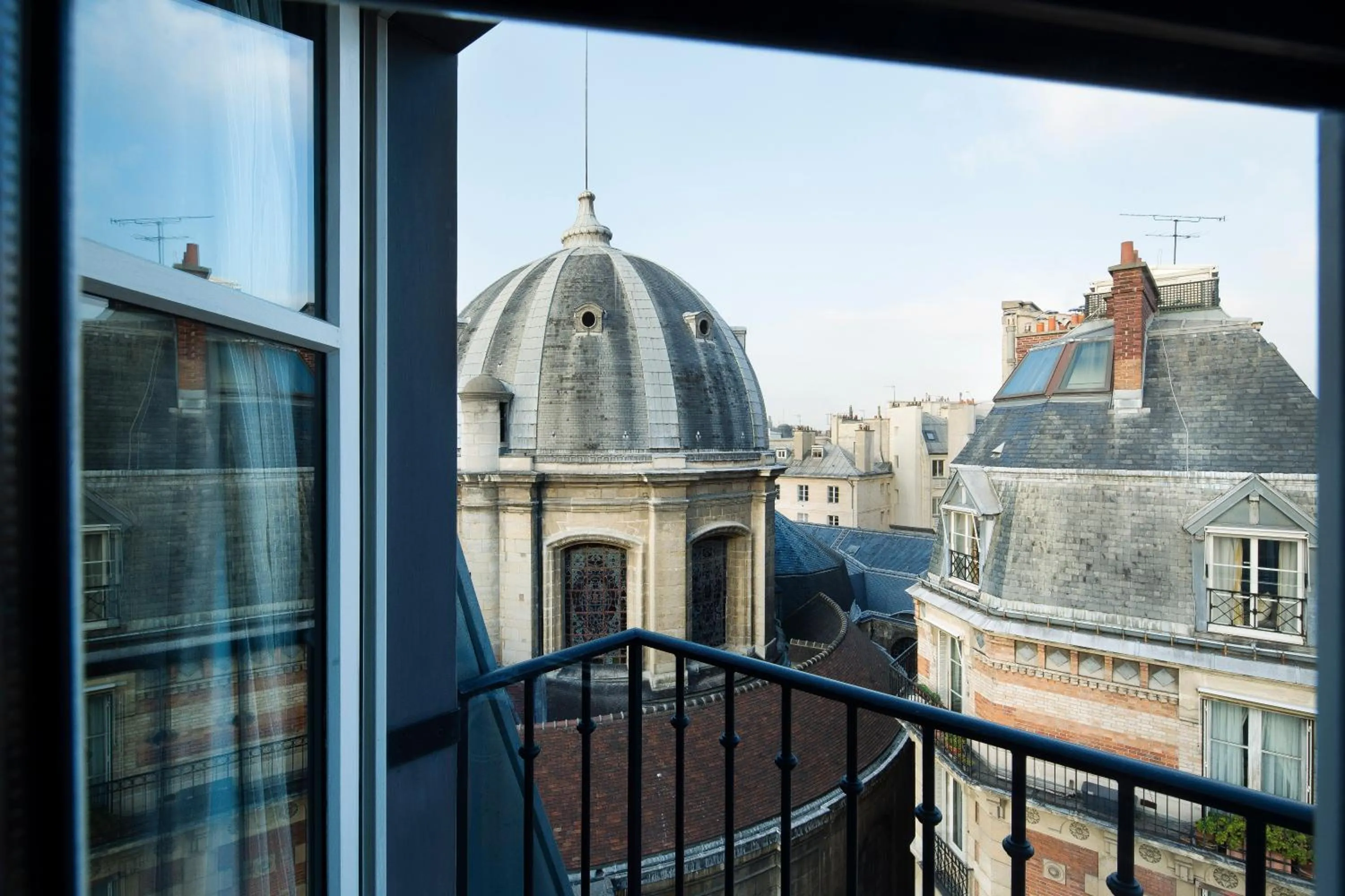 City view in Hotel Lumen Paris Louvre