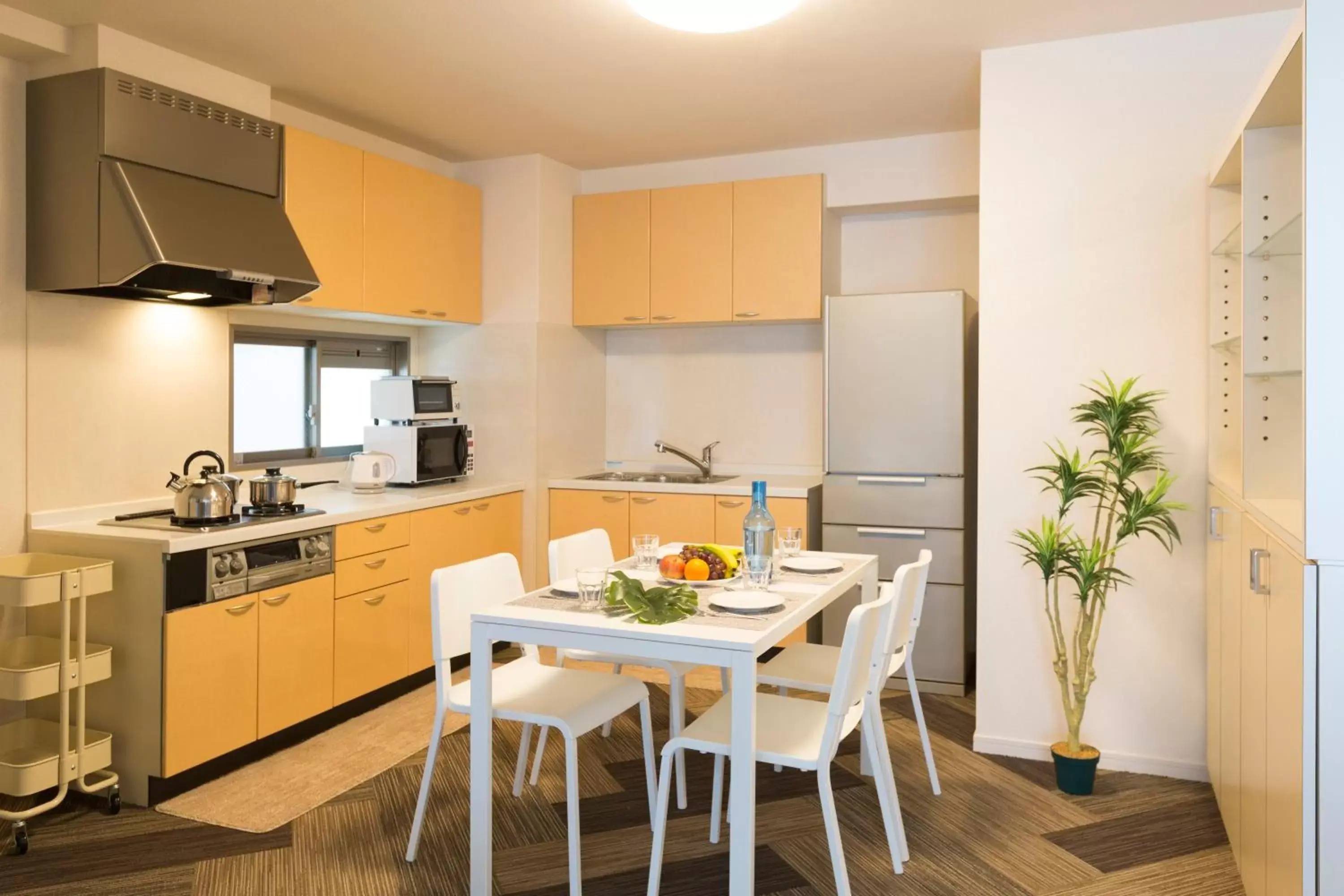 Kitchen or kitchenette, Dining Area in The Metropolitan