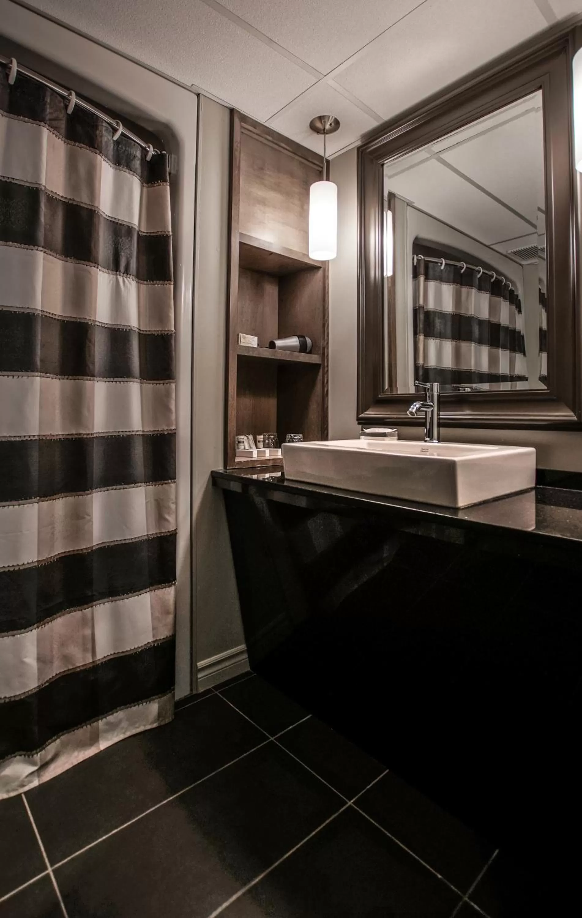 Bathroom in Auberge Godefroy