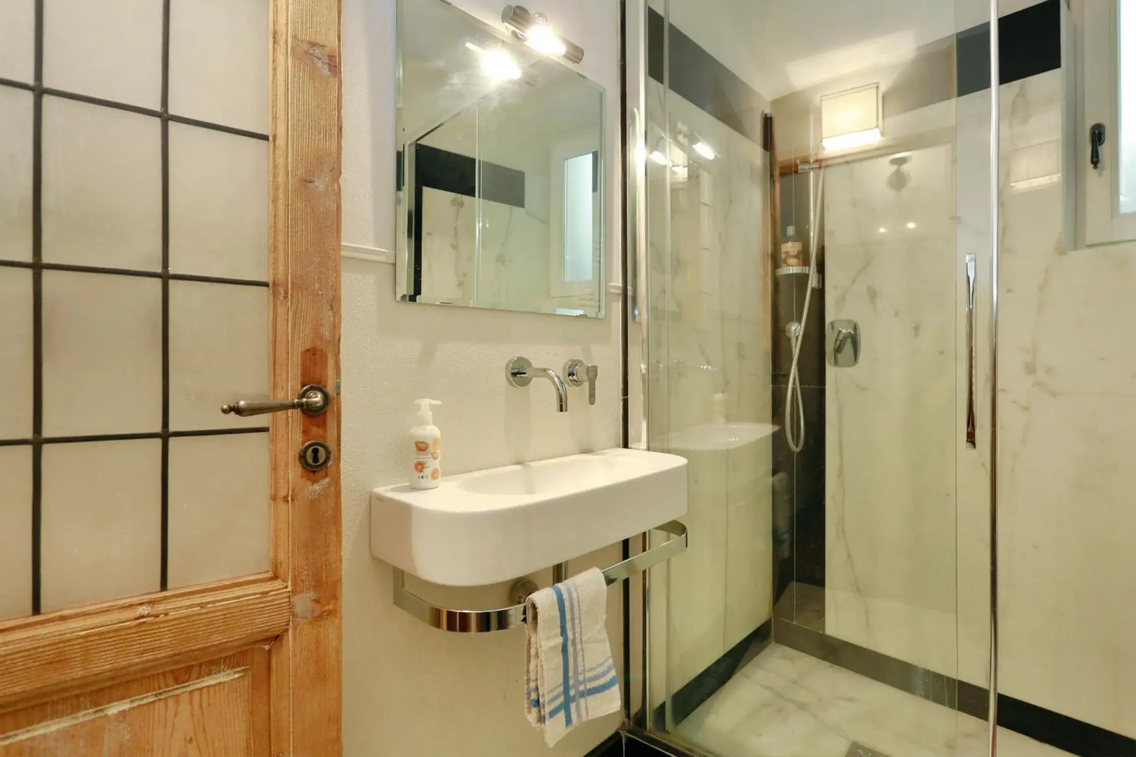 Shower, Bathroom in Florence Pitti Loft