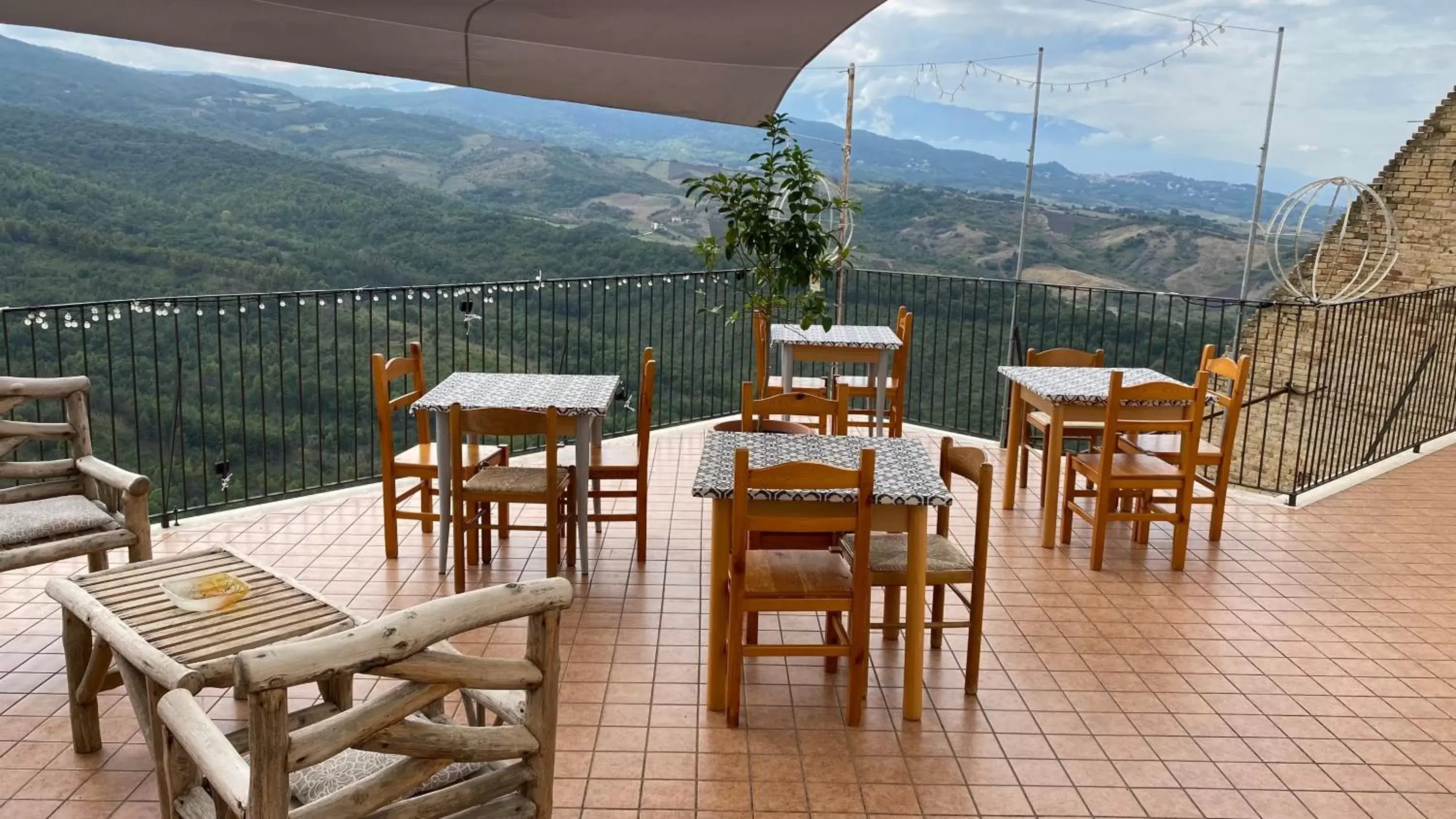 Day, Restaurant/Places to Eat in Il Castello di Atessa