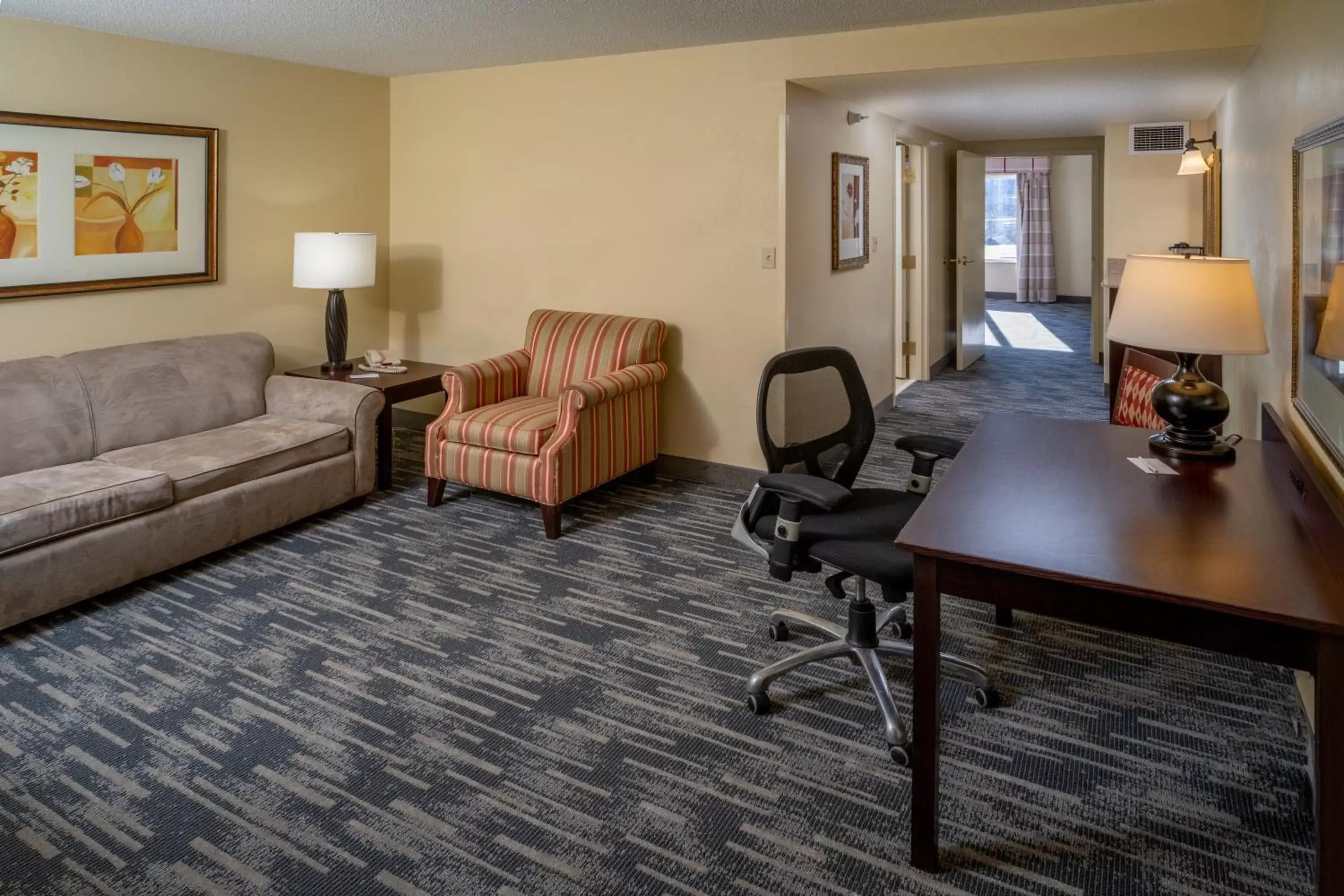 Bedroom, Seating Area in Country Inn & Suites by Radisson, Princeton, WV