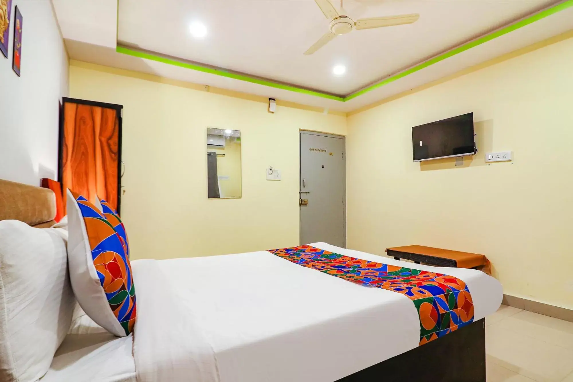 Communal lounge/ TV room, Bed in FabExpress Broholic Suites - Nr JNTU Kukatpally Communal lounge/ TV room, Bed in FabExpress Broholic Suites - Nr JNTU Kukatpally