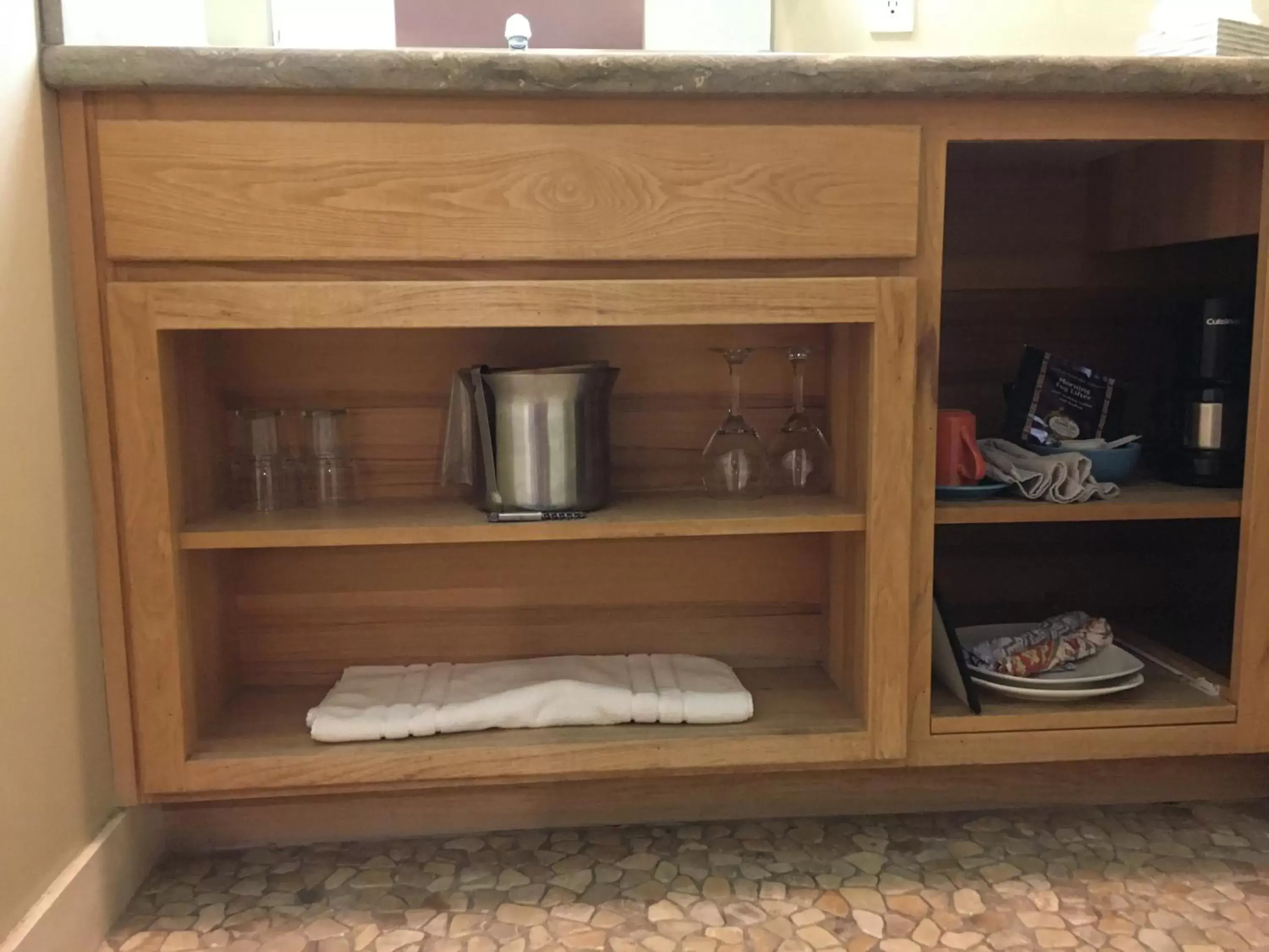 Coffee/tea facilities in Cambria Shores Inn