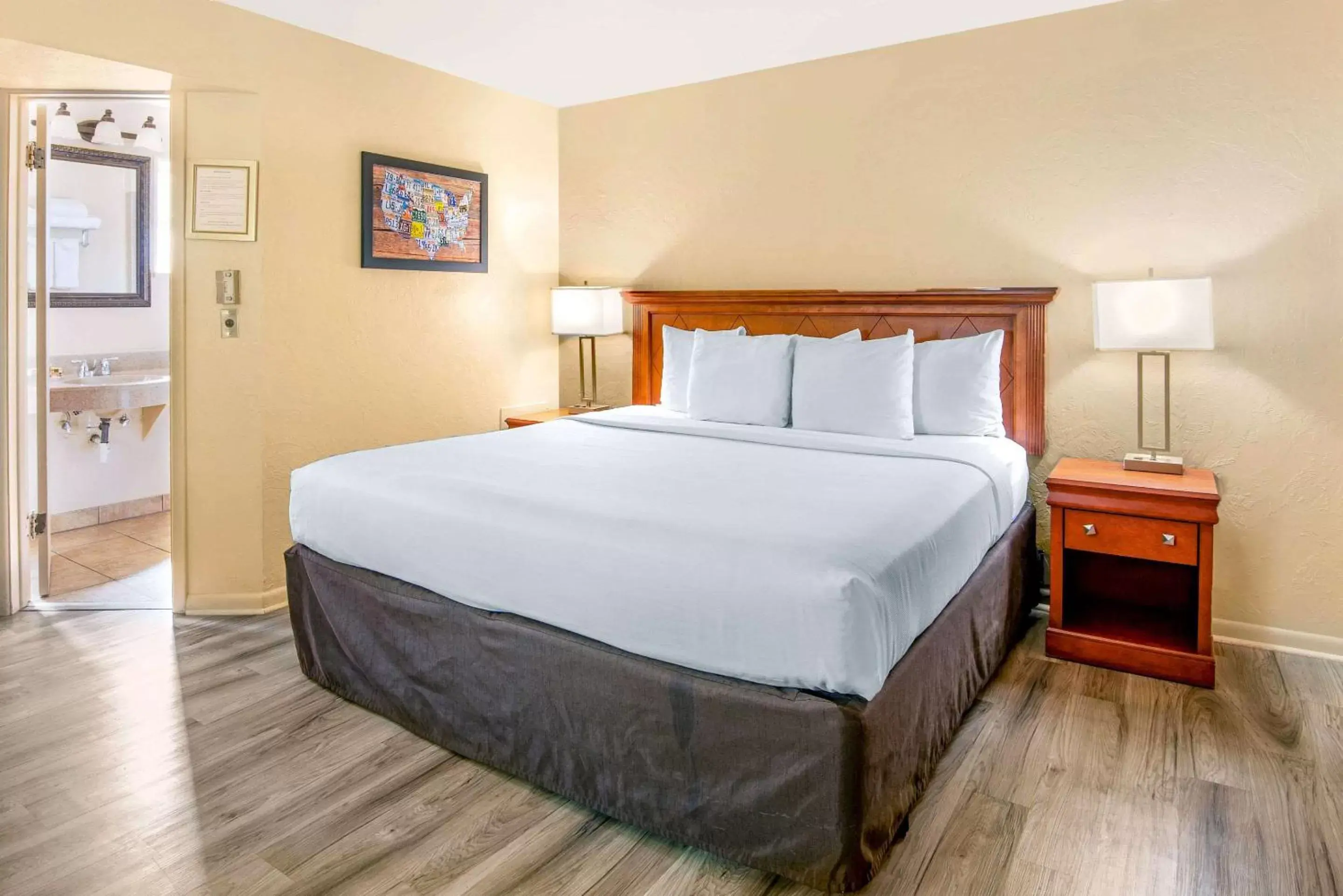 Photo of the whole room, Bed in Econo Lodge Inn & Suites Durango
