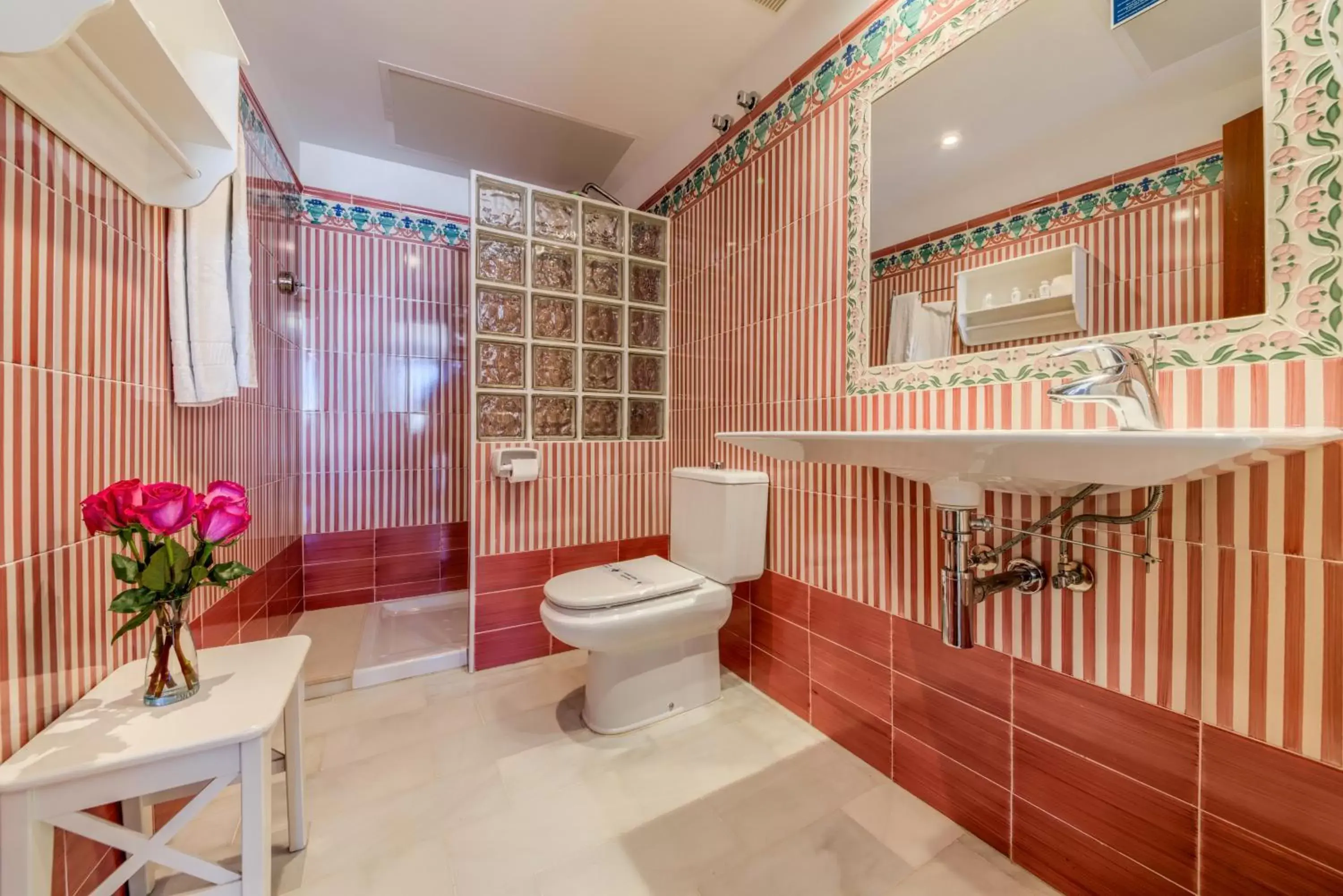 Shower, Bathroom in Hotel La Española