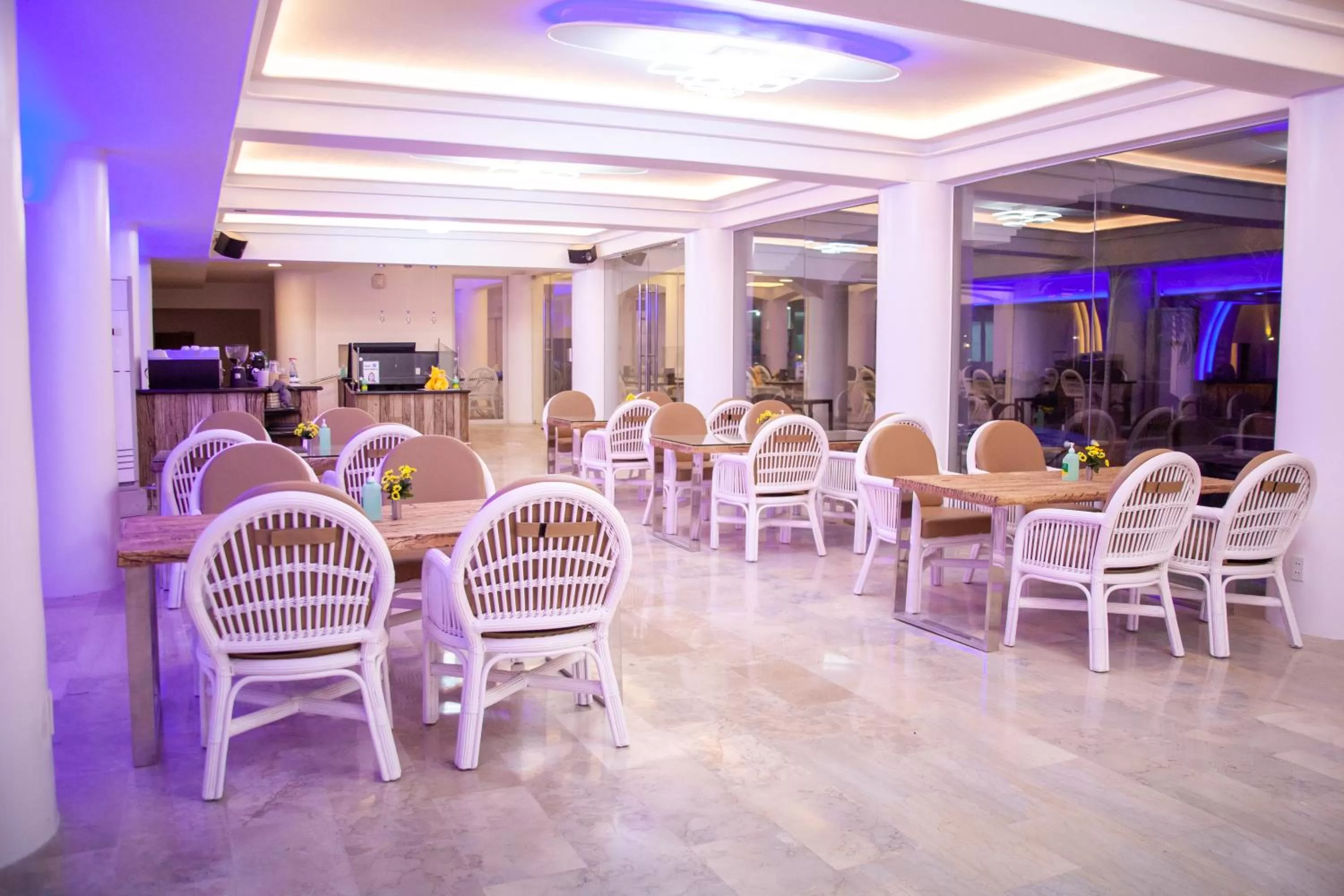 Restaurant/places to eat in Clarkton Hotel Apartment